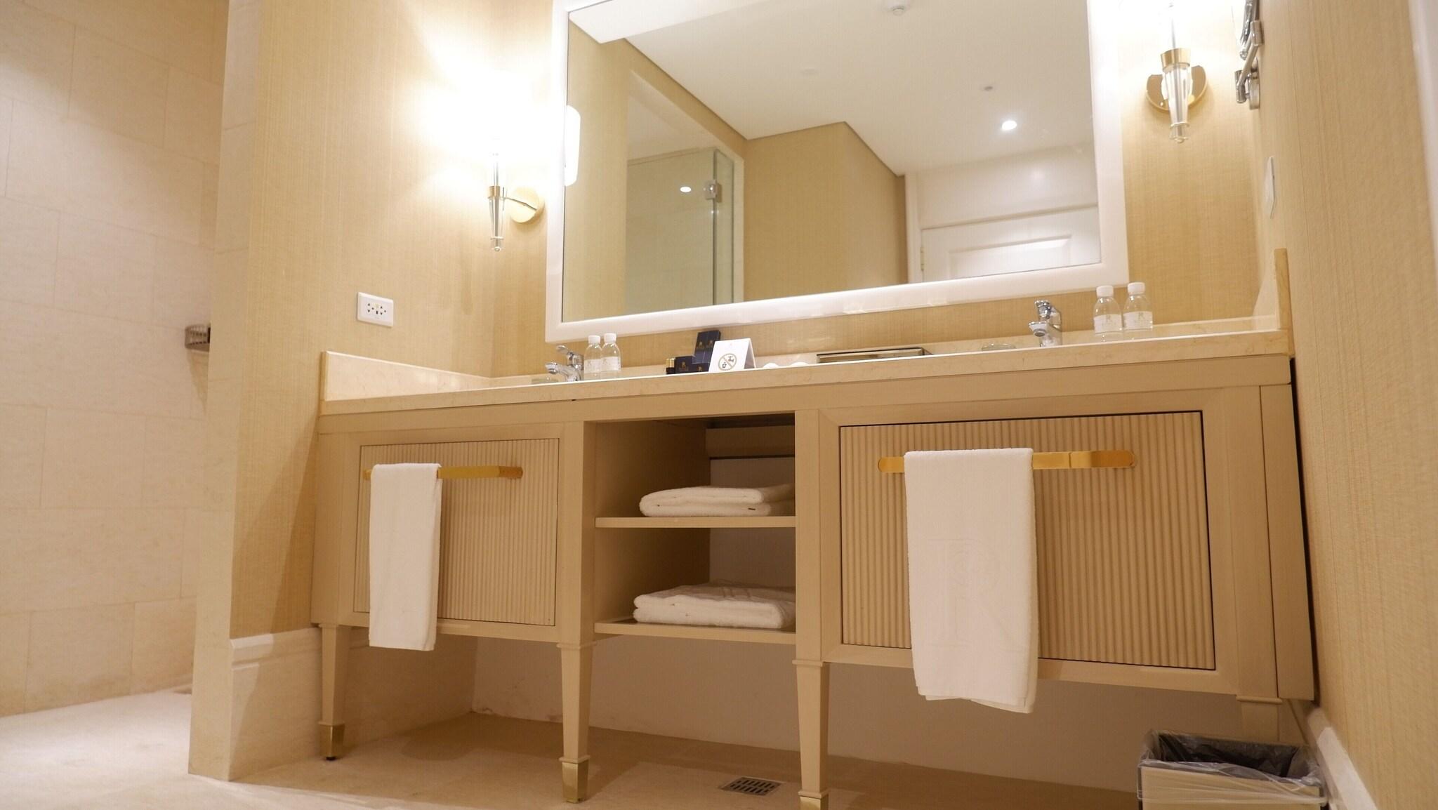 Twin Two Queen Beds Premium