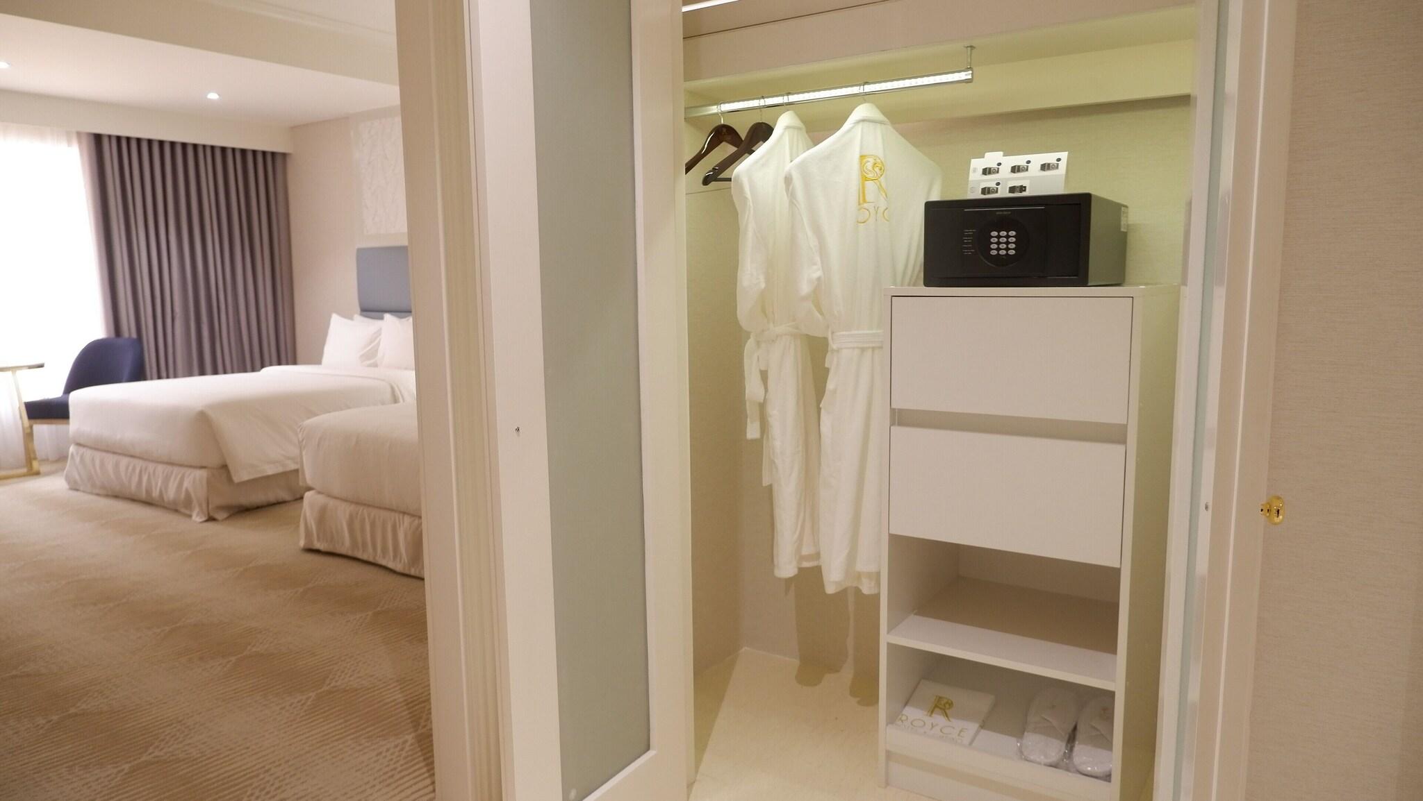 Twin Two Queen Beds Premium