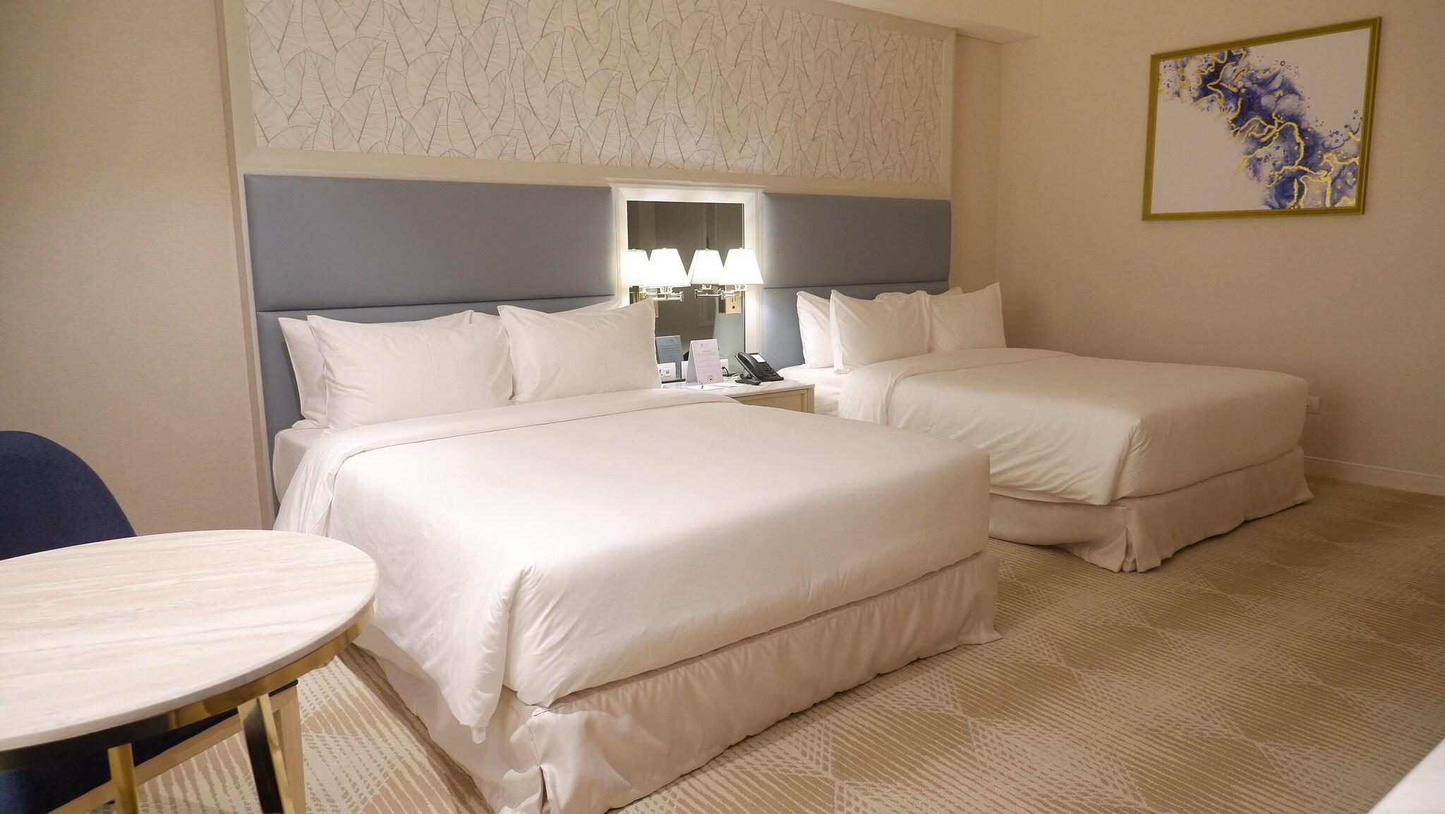 Twin Two Queen Beds Premium