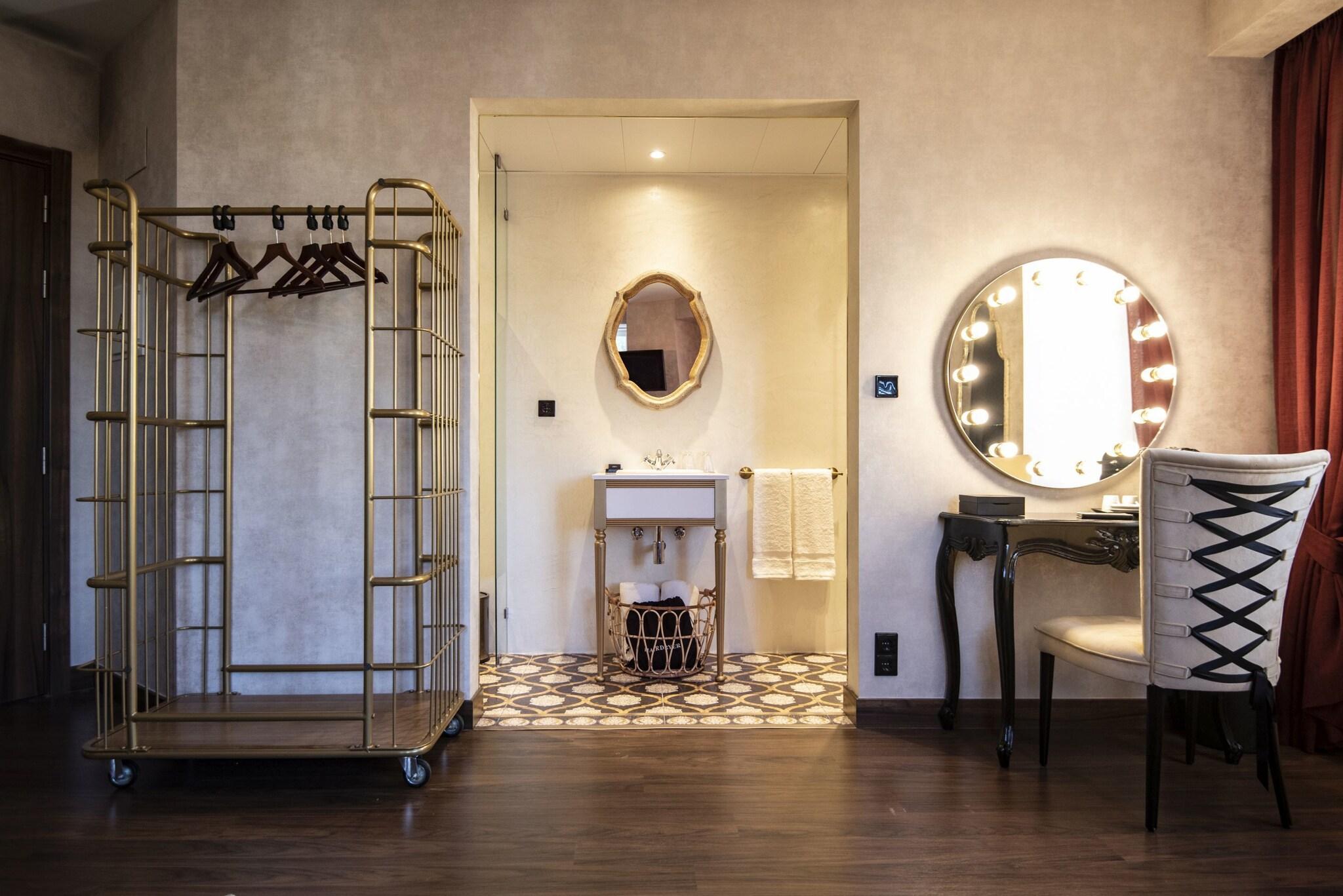 Double Queen Size Bed