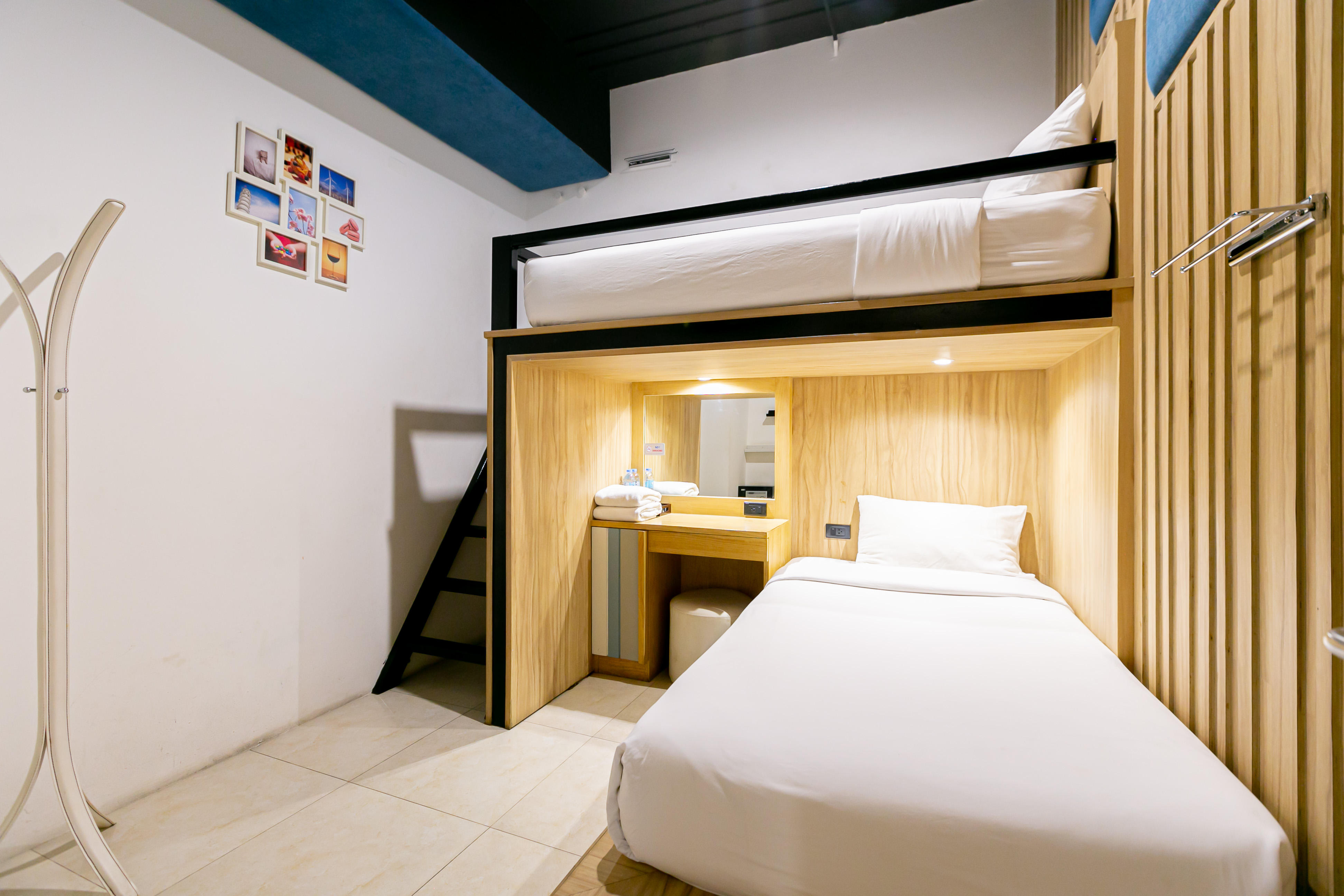 Bed in Dormitory Bunk Bed with Shared Bathroom