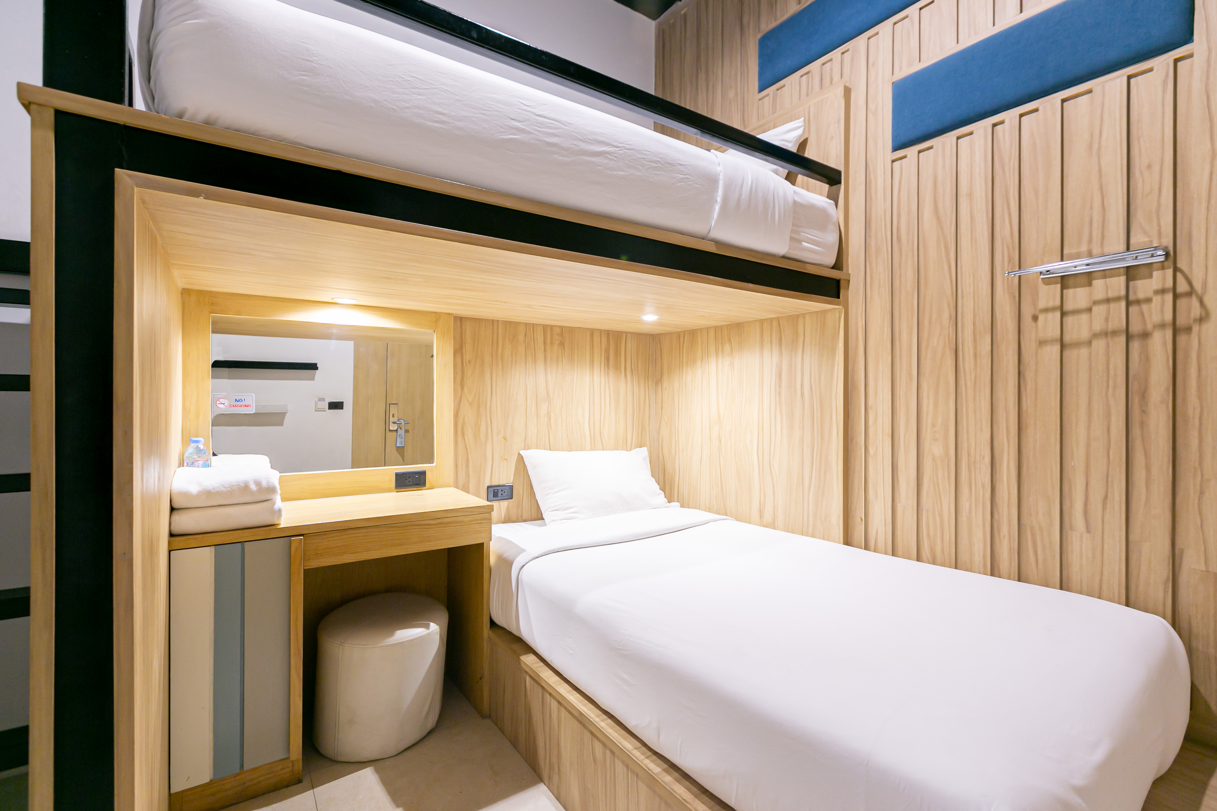 Bed in Dormitory Bunk Bed with Shared Bathroom