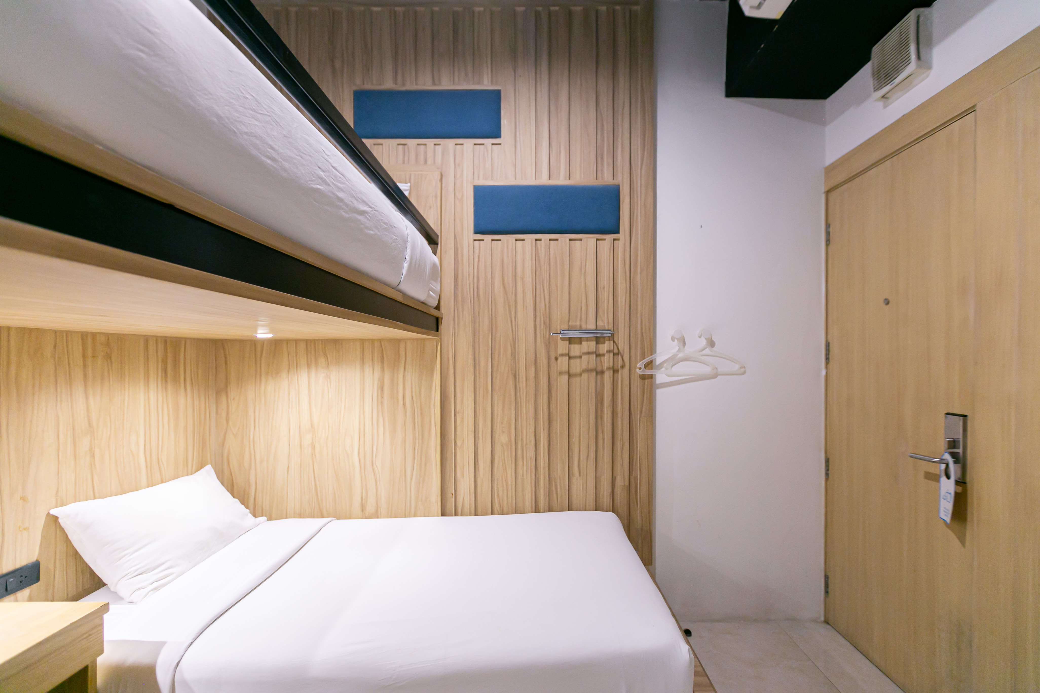 Bed in Dormitory Bunk Bed with Shared Bathroom