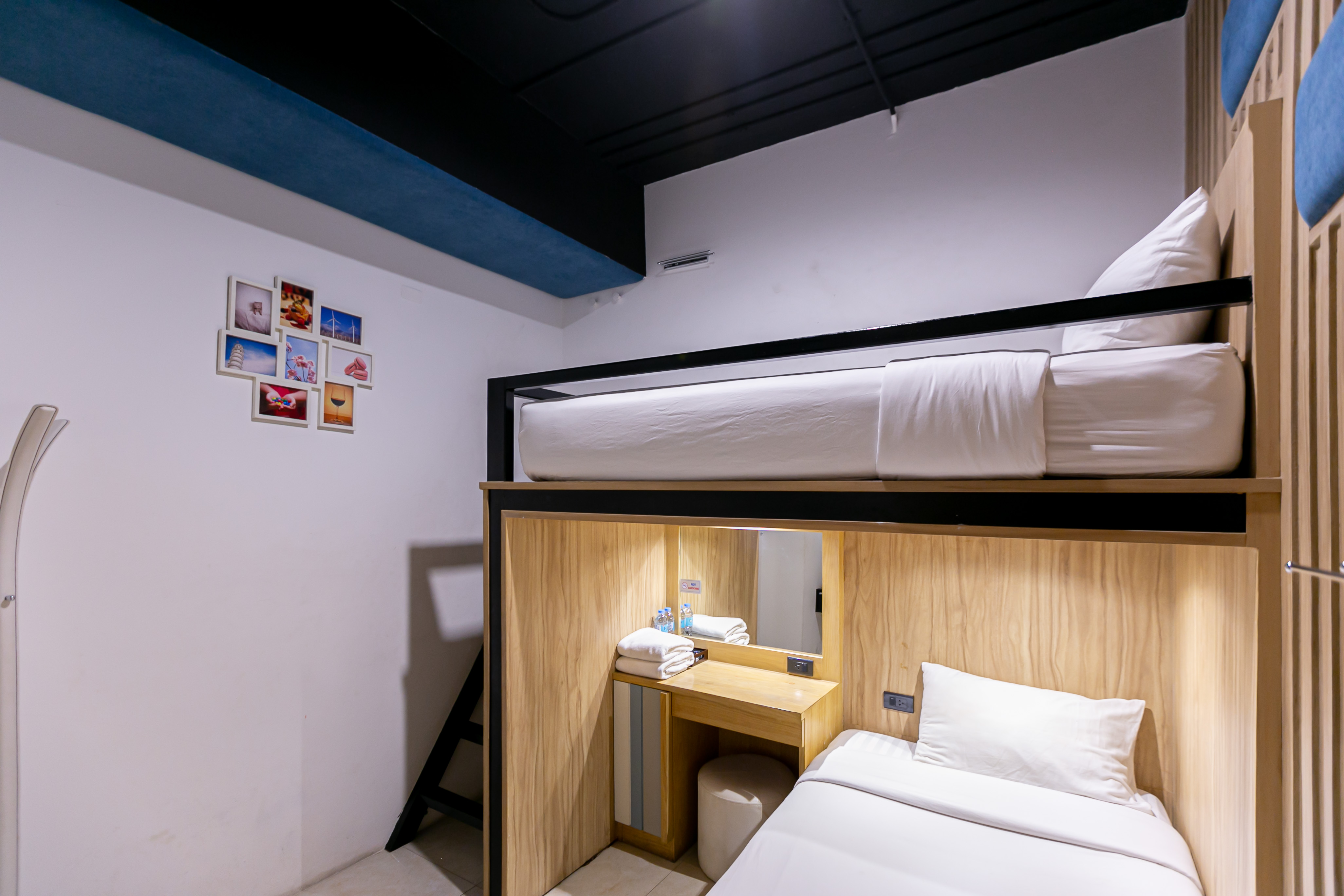 Bed in Dormitory Bunk Bed with Shared Bathroom