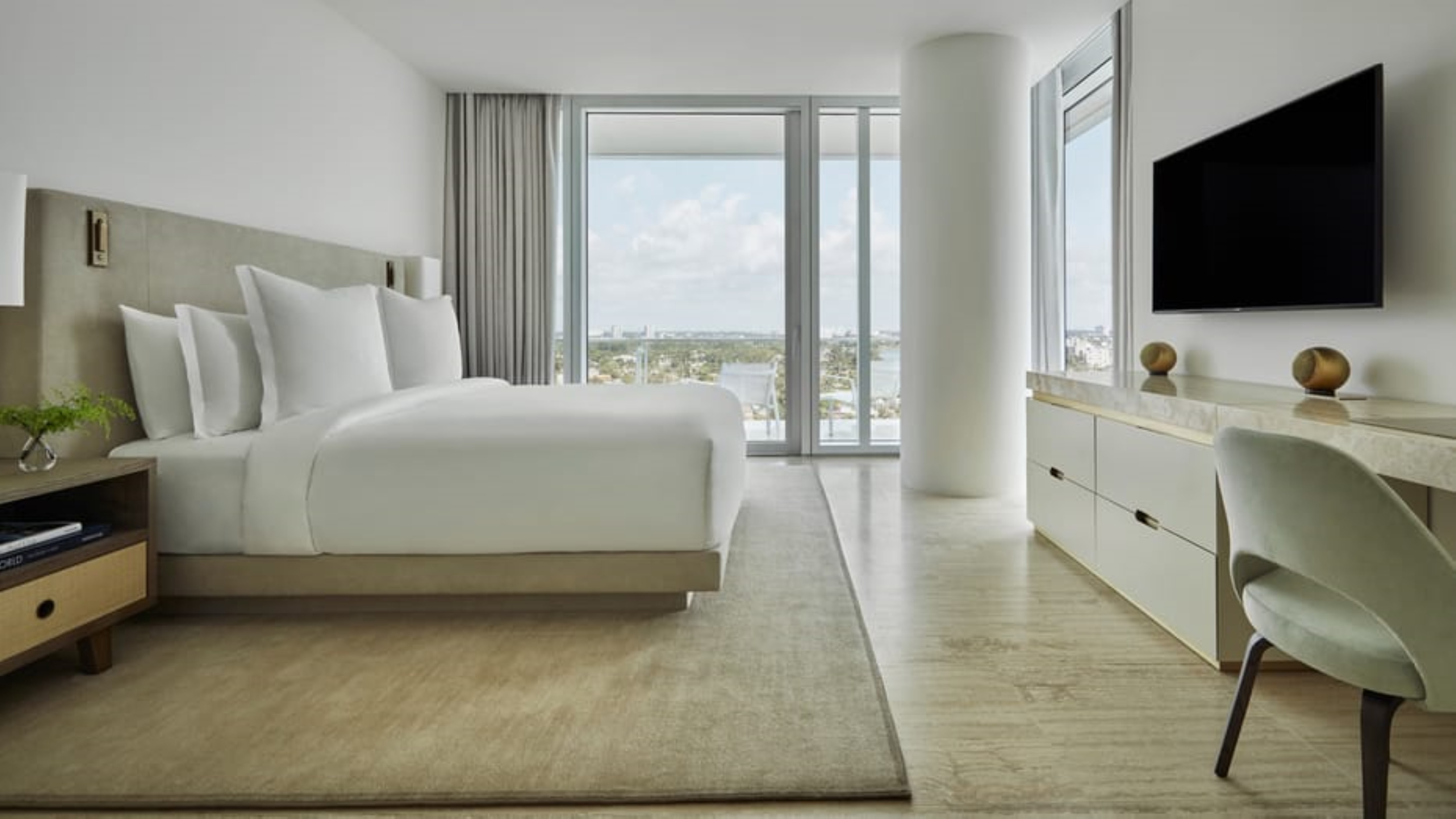 Studio Accessible King Size Bed