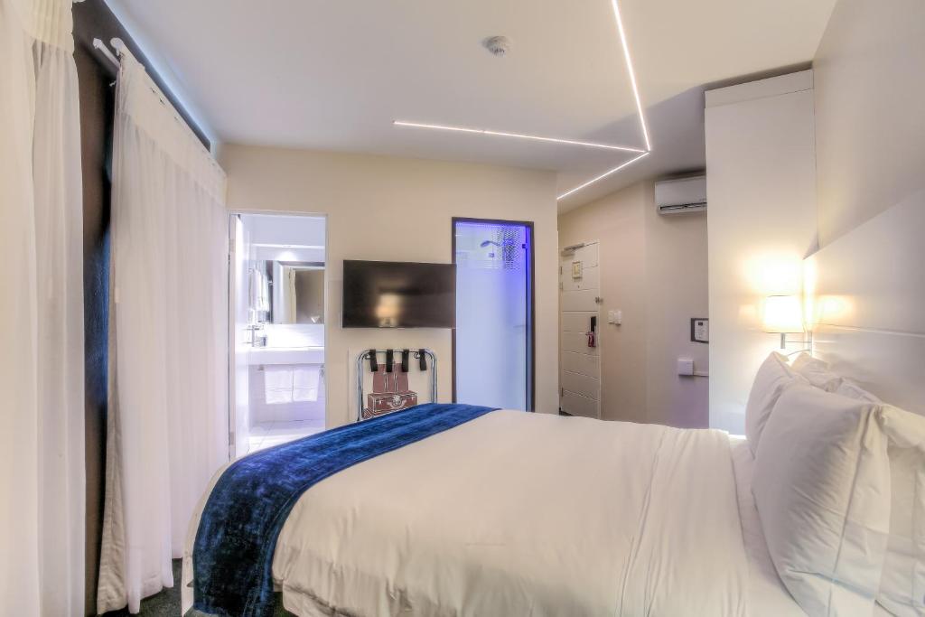 Double Queen Size Bed