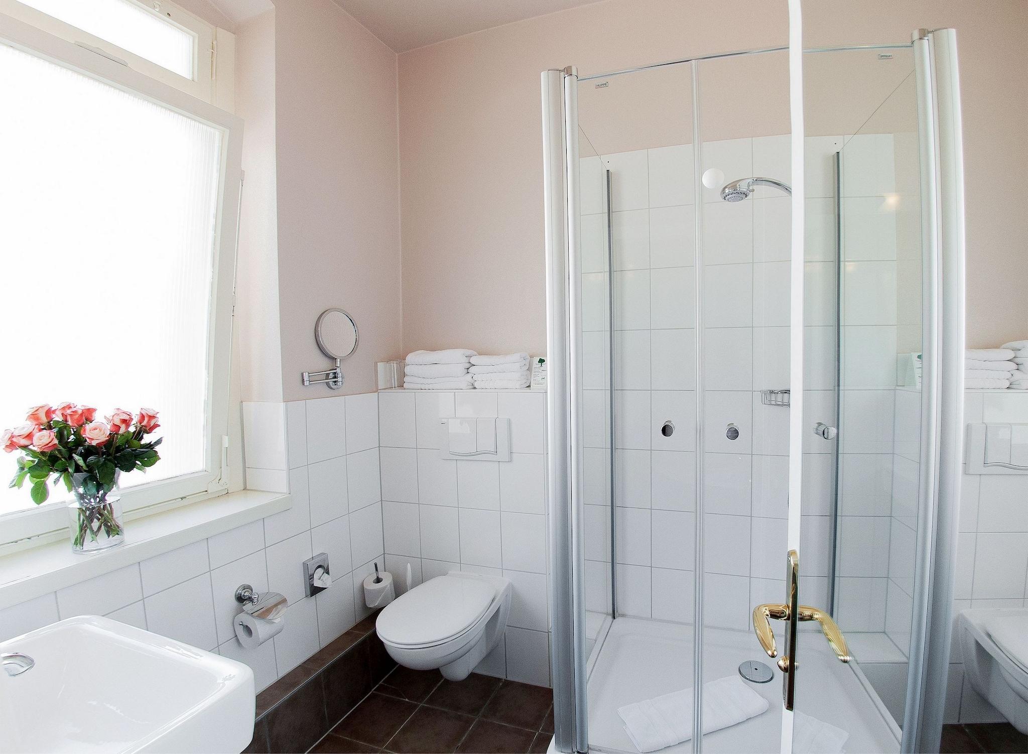 Single Deluxe Queen Bed