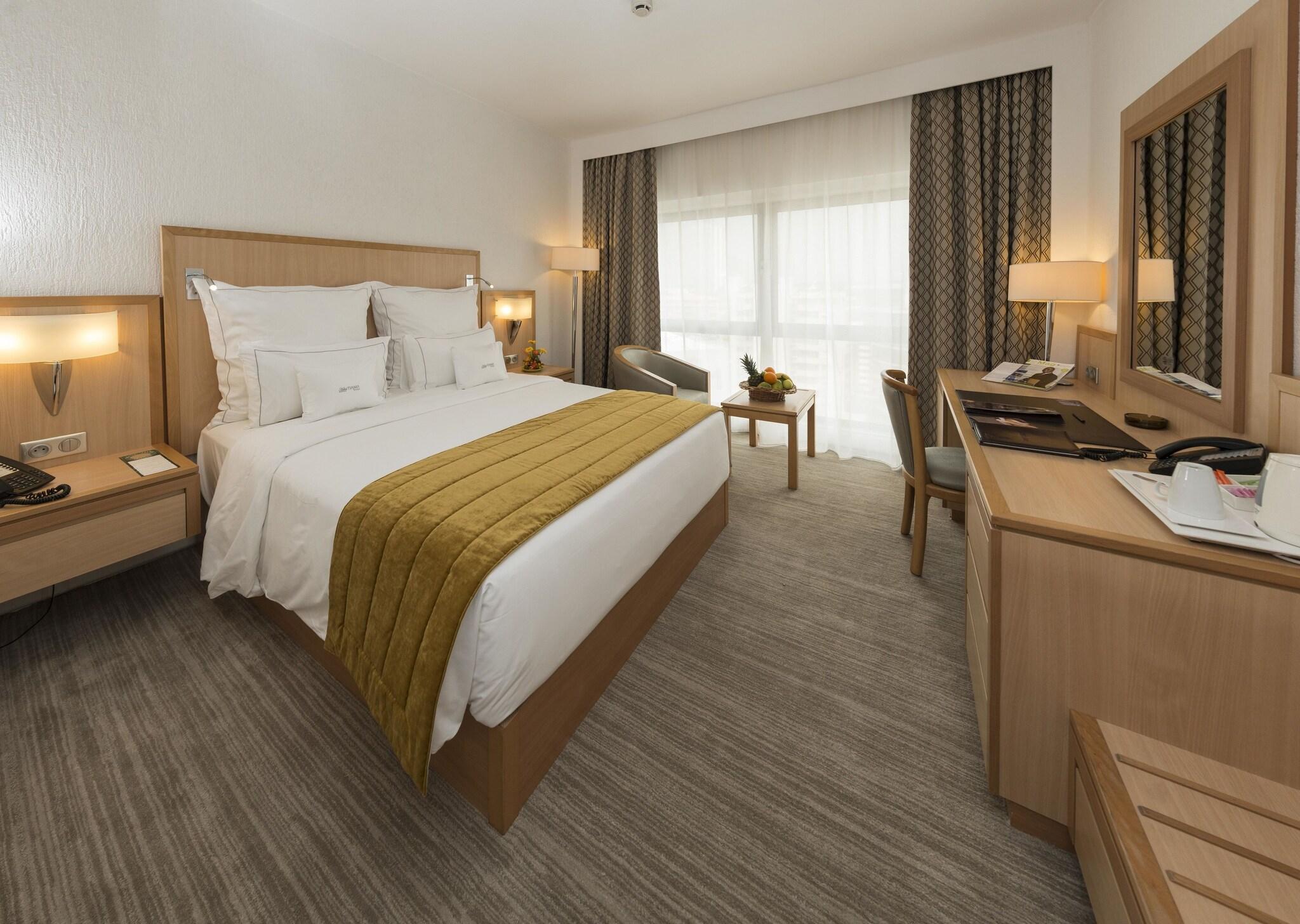 Double Classic Queen Bed