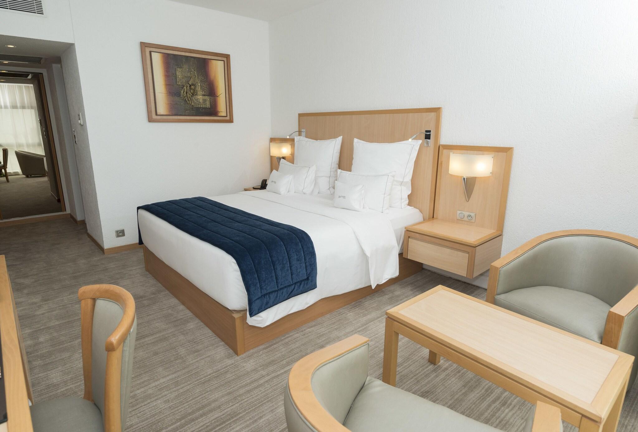 Double Classic Queen Bed