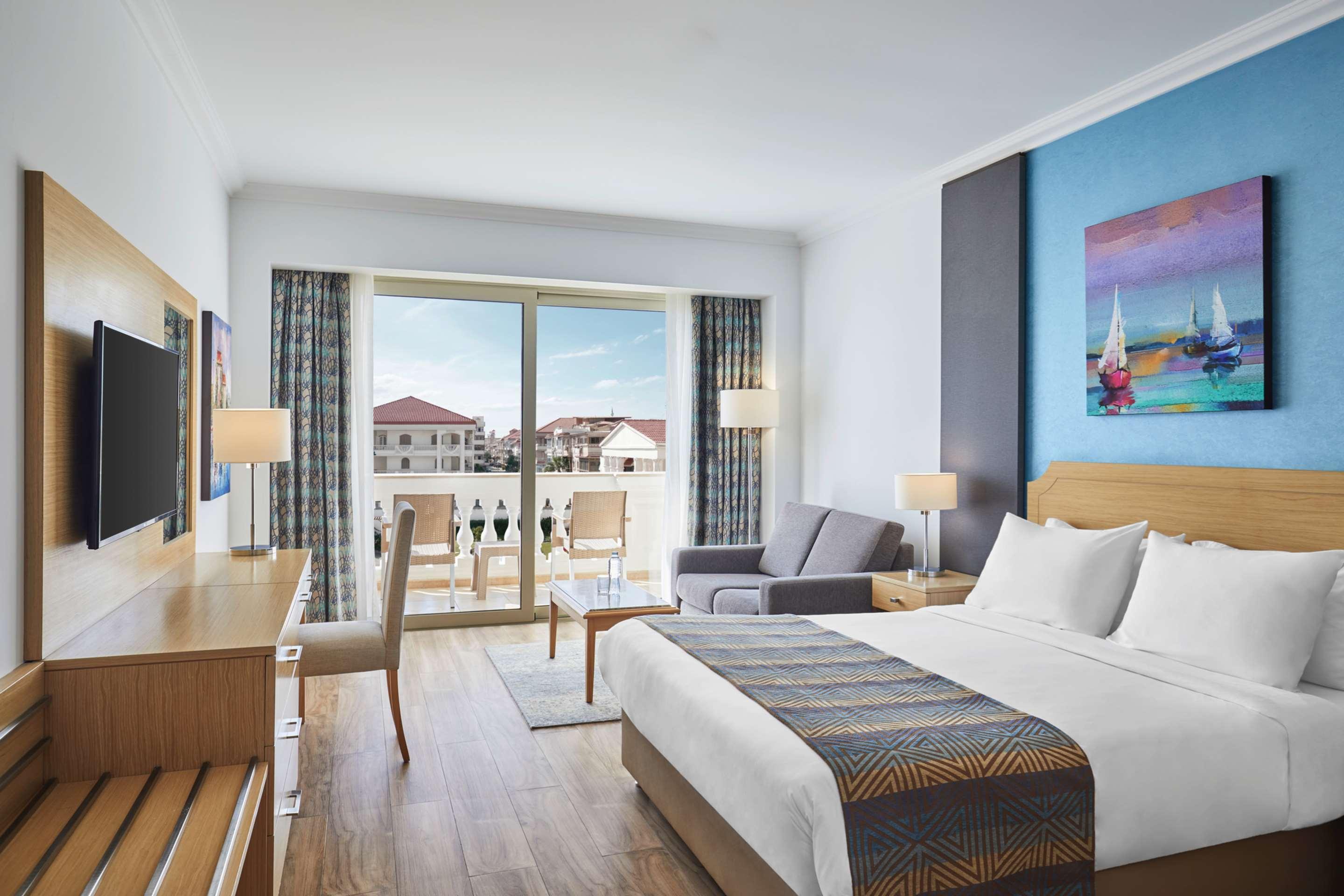 Double or Twin City View King Bed