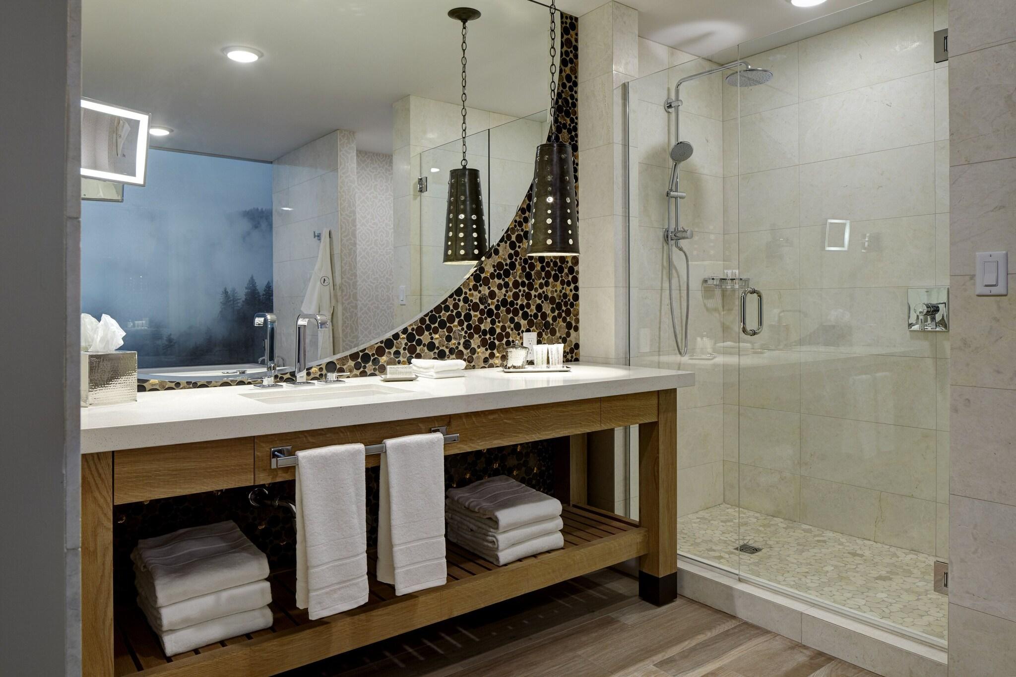 Suite Accessible King Size Bed