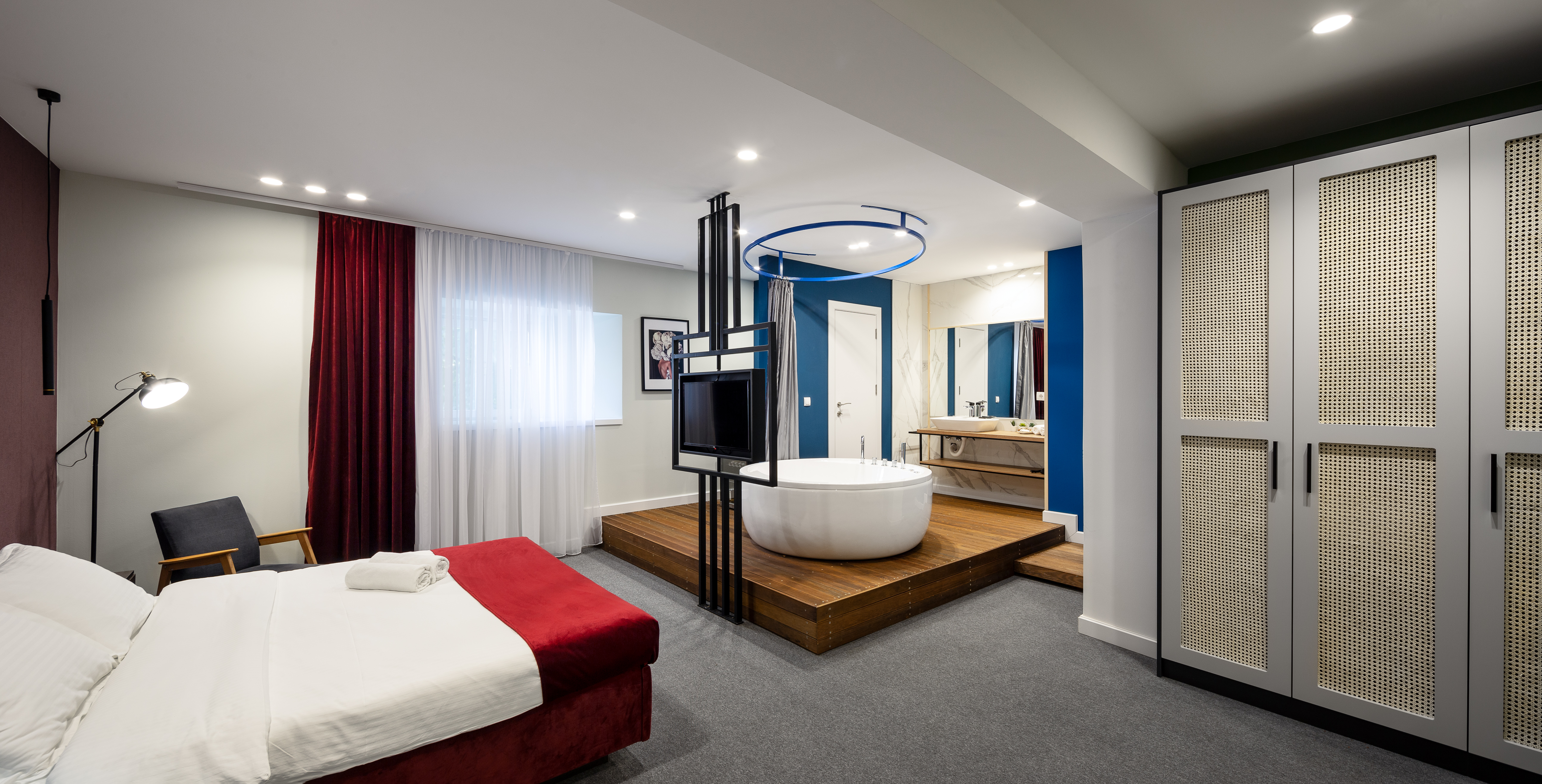 Double King Bed with Jacuzzi