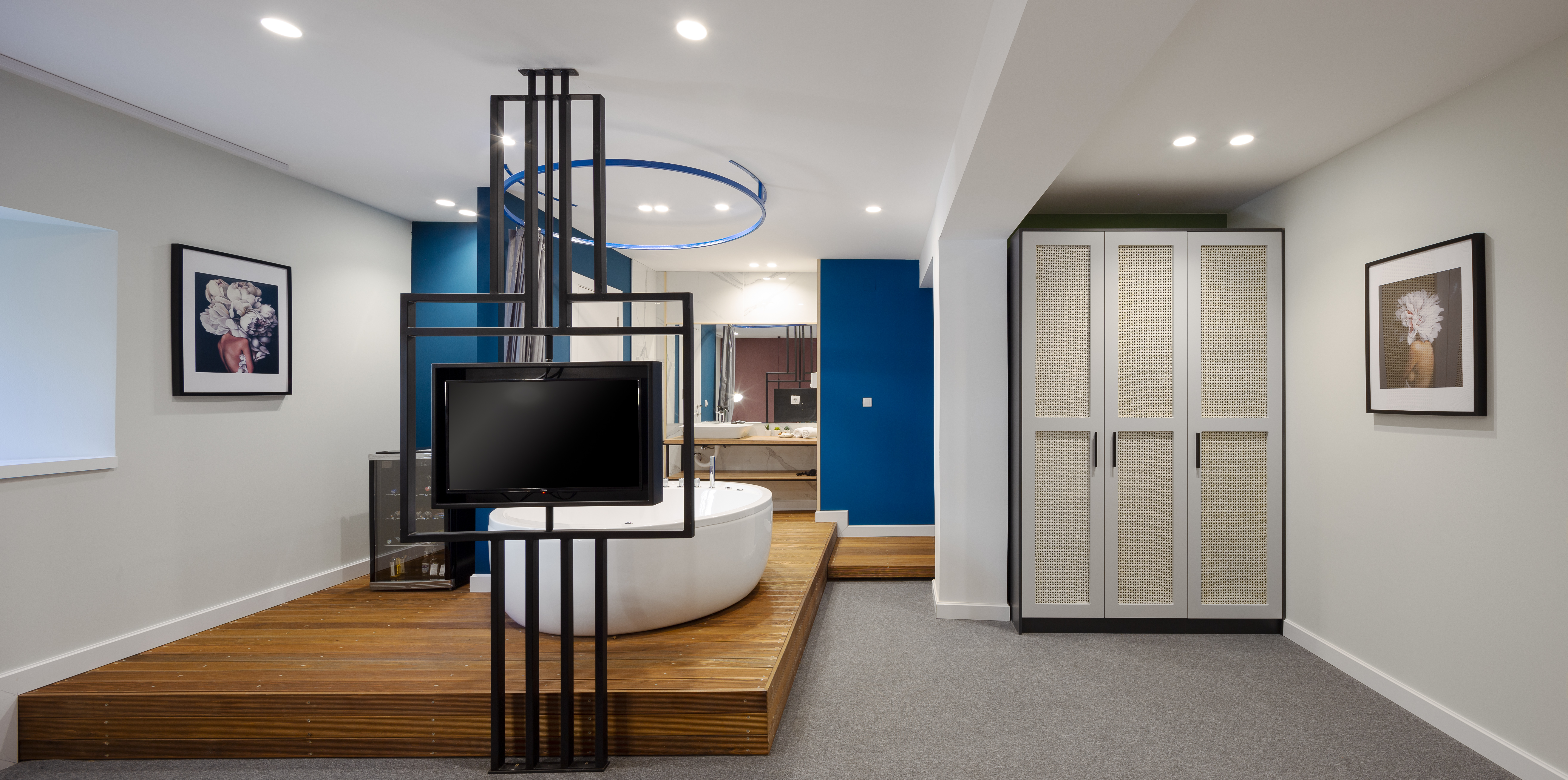 Double King Bed with Jacuzzi