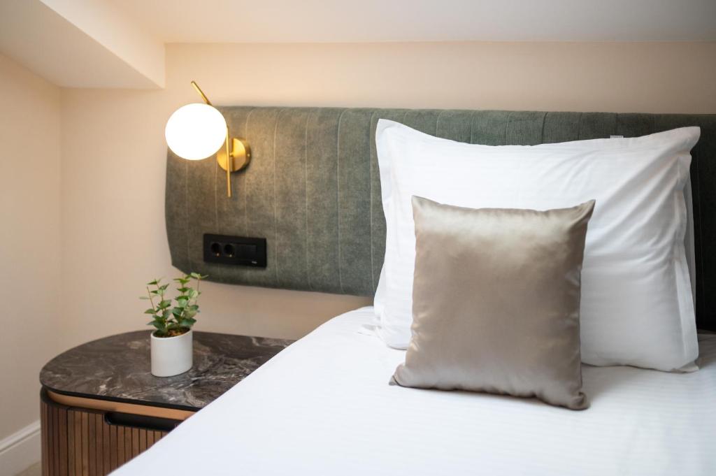 Single Deluxe One Bed