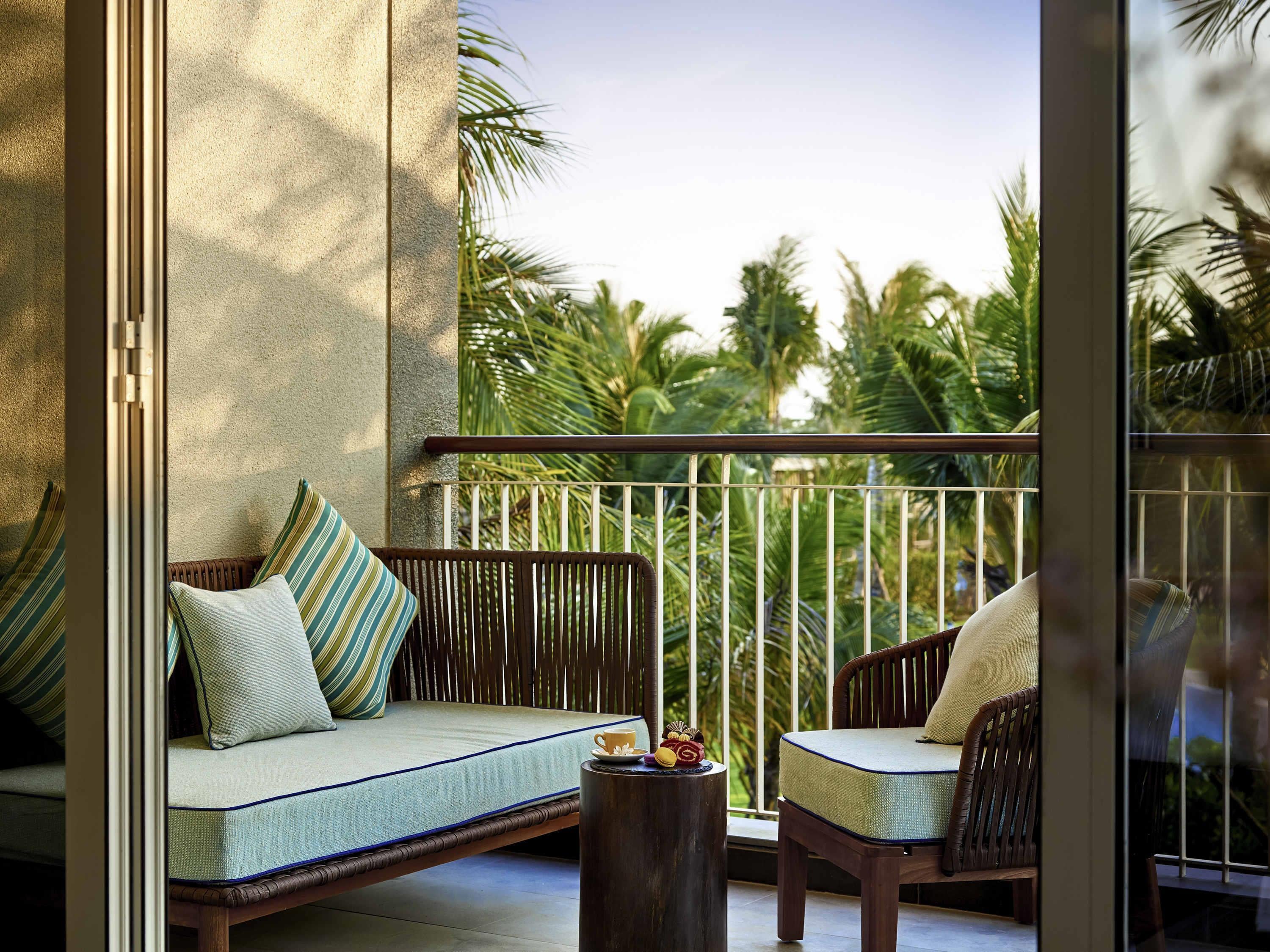 Double Pool View King Bed