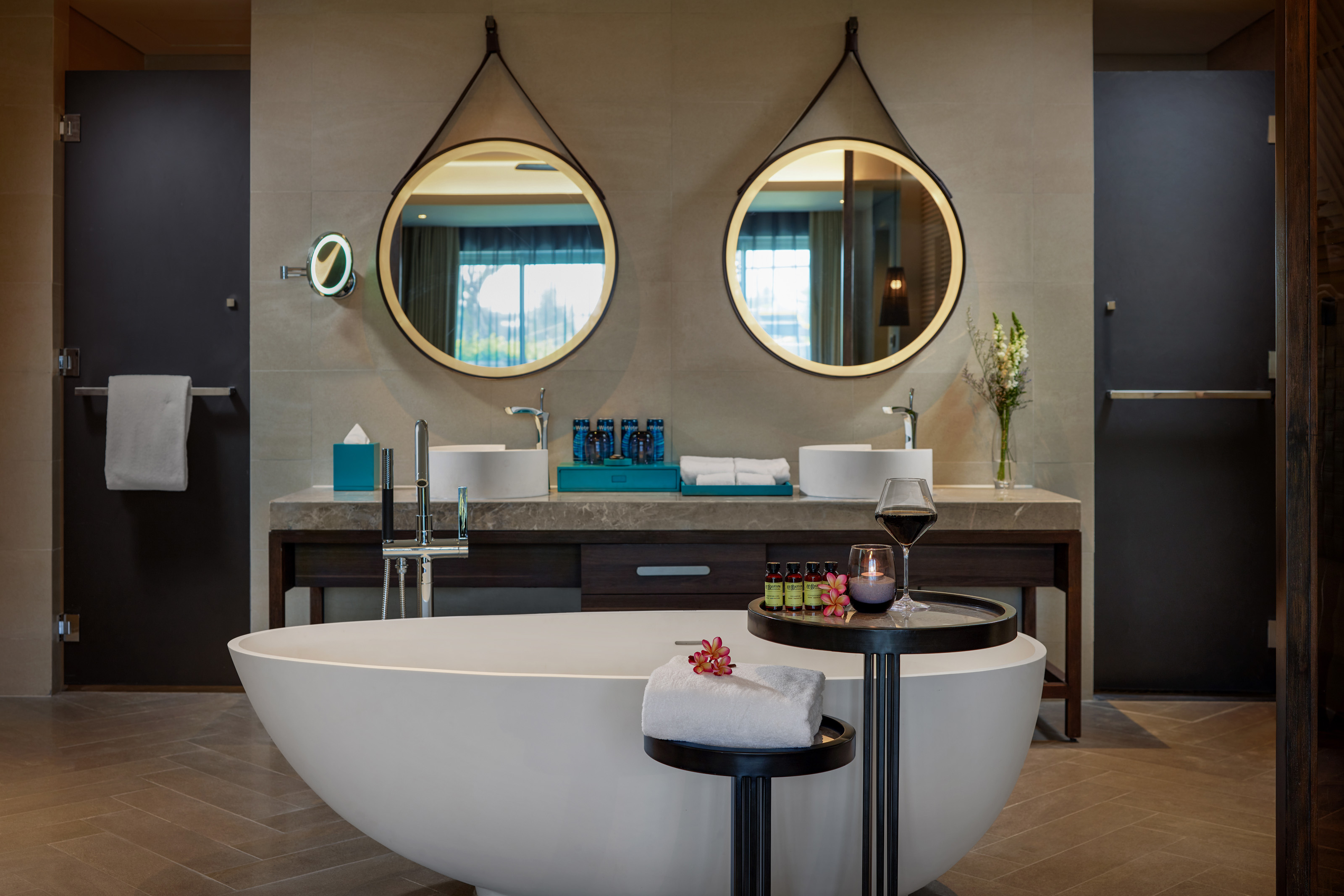 Suite Deluxe Pool View