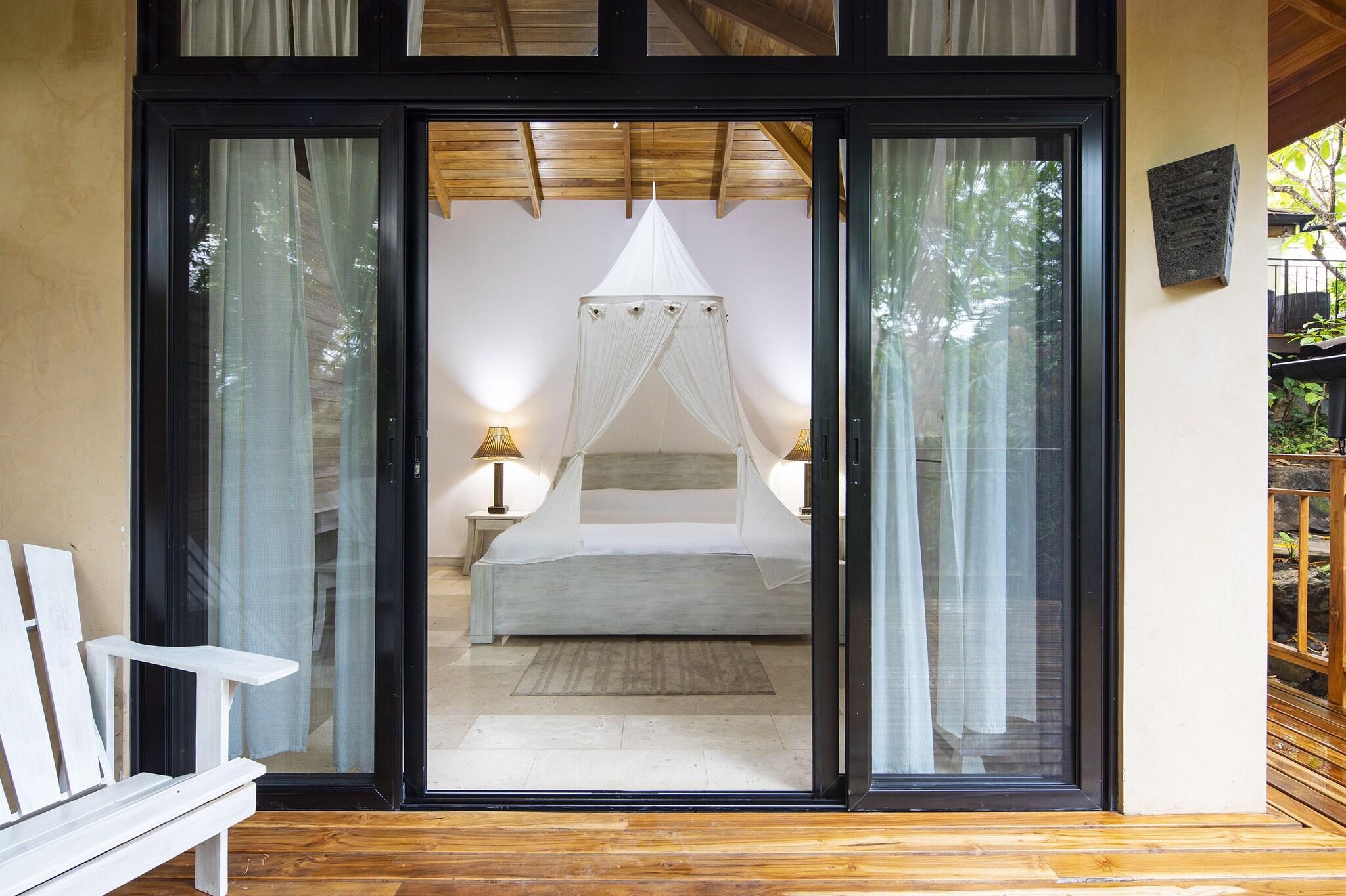 Bungalow Garden View King Bed