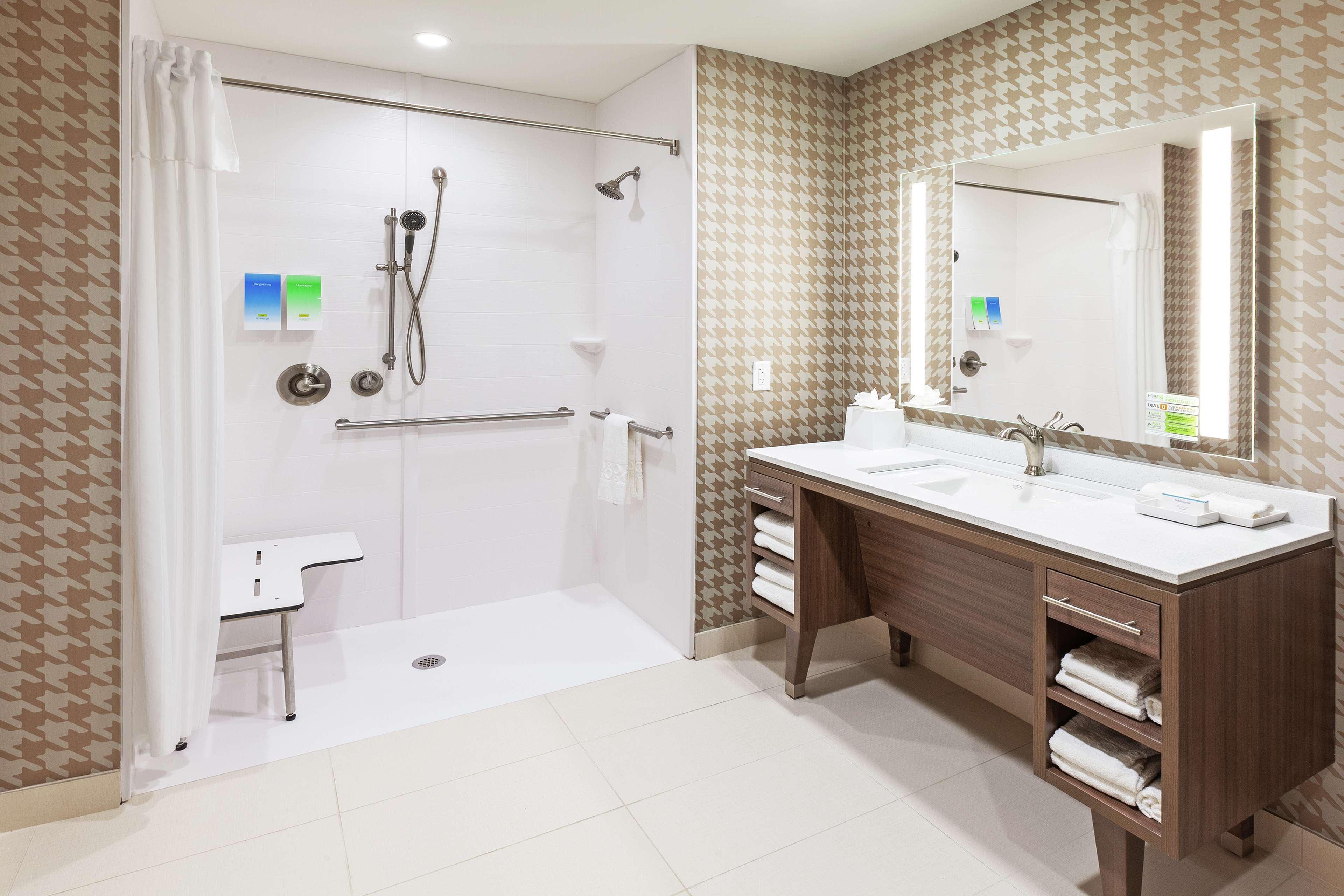 Studio Accessible King Size Bed