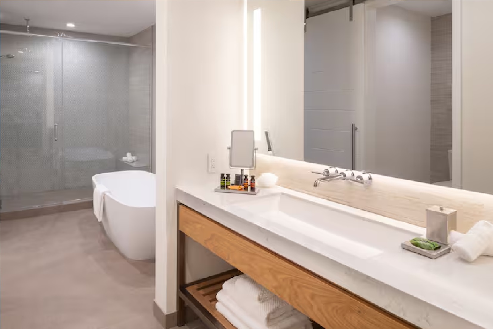 Suite Accessible King Size Bed