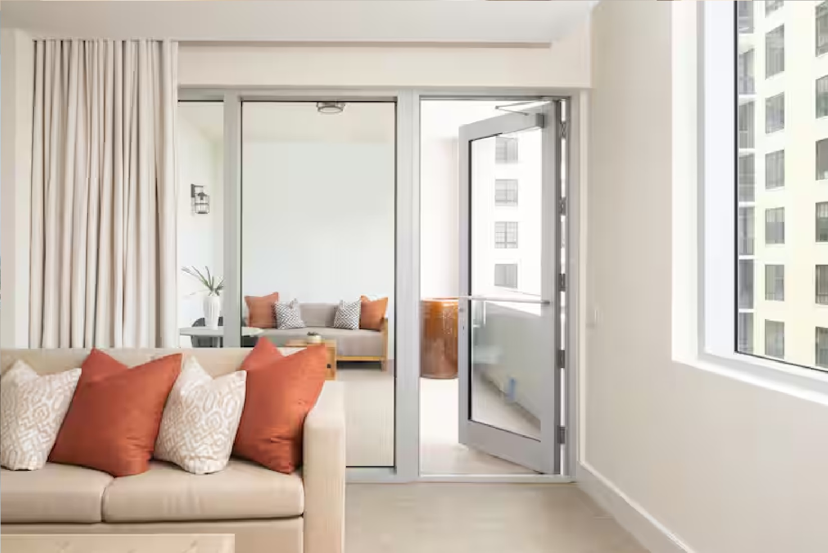 Suite Accessible King Size Bed