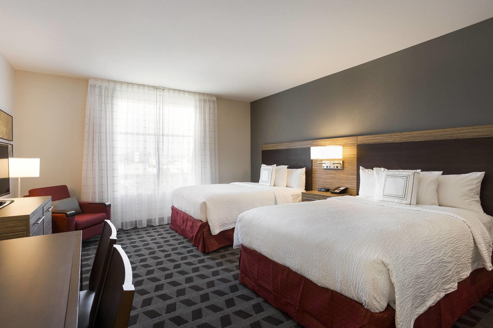 Studio Two Queen Beds