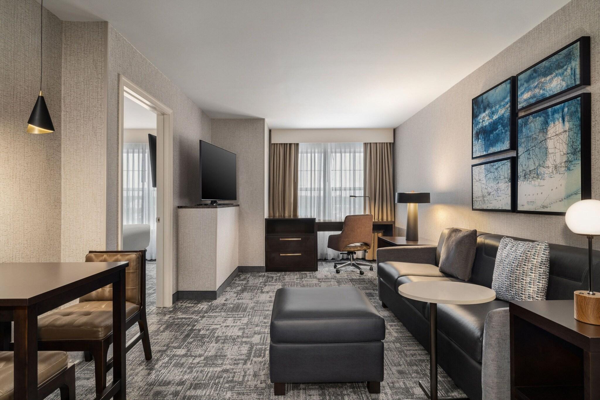 Suite Accessible King Size Bed