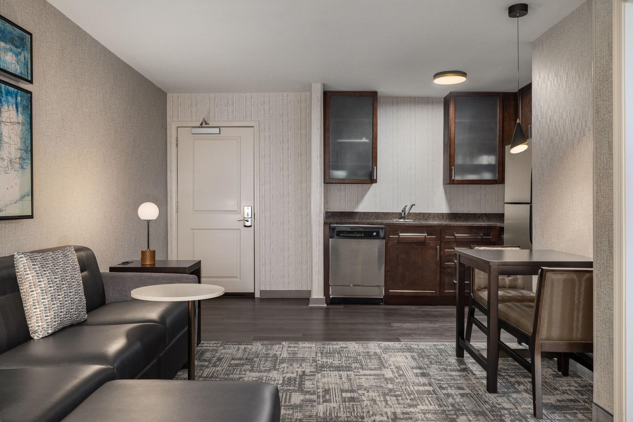 Suite Accessible King Size Bed