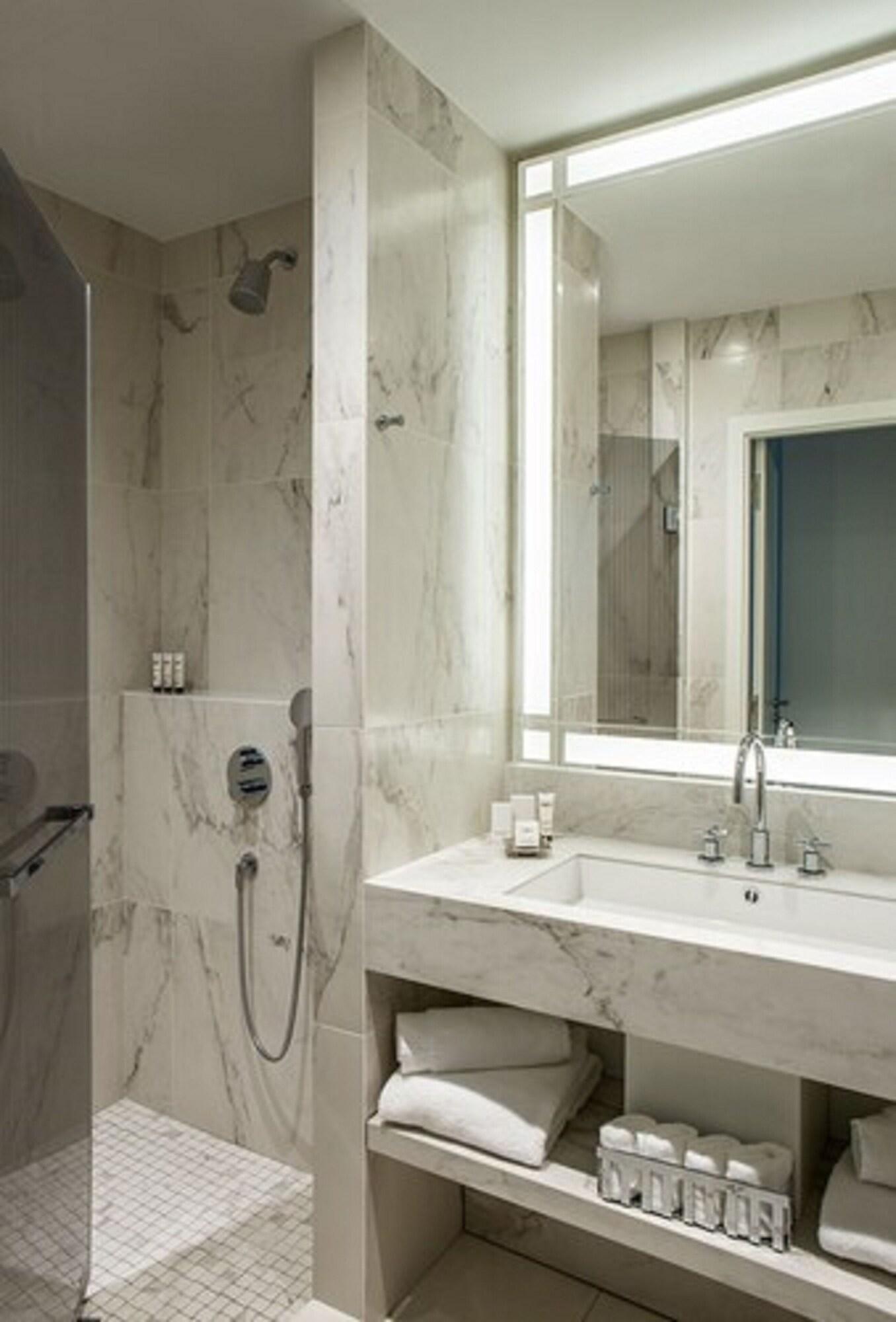 Double or Twin Superior Queen Bed