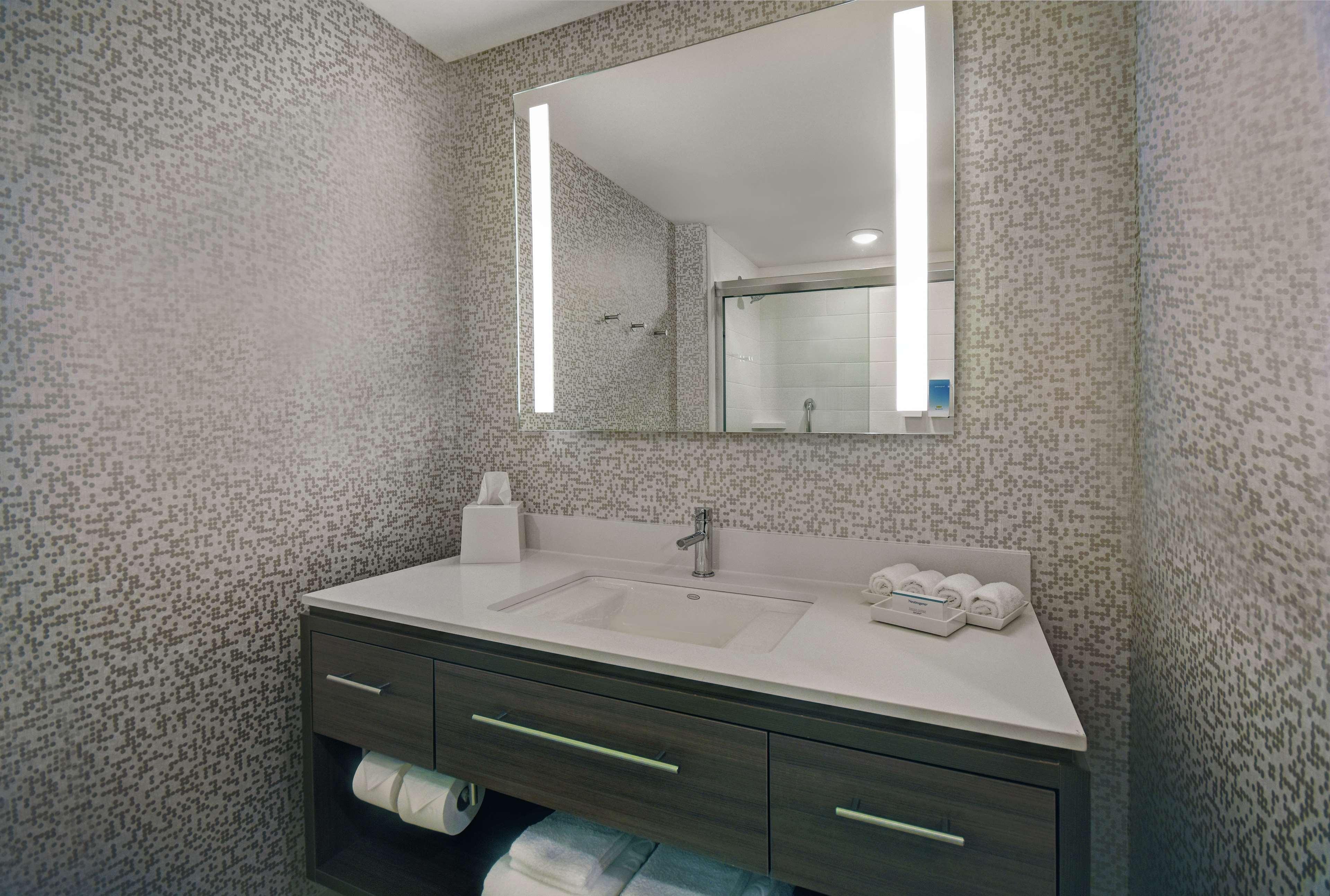 Studio Two Queen Beds Non Smoking