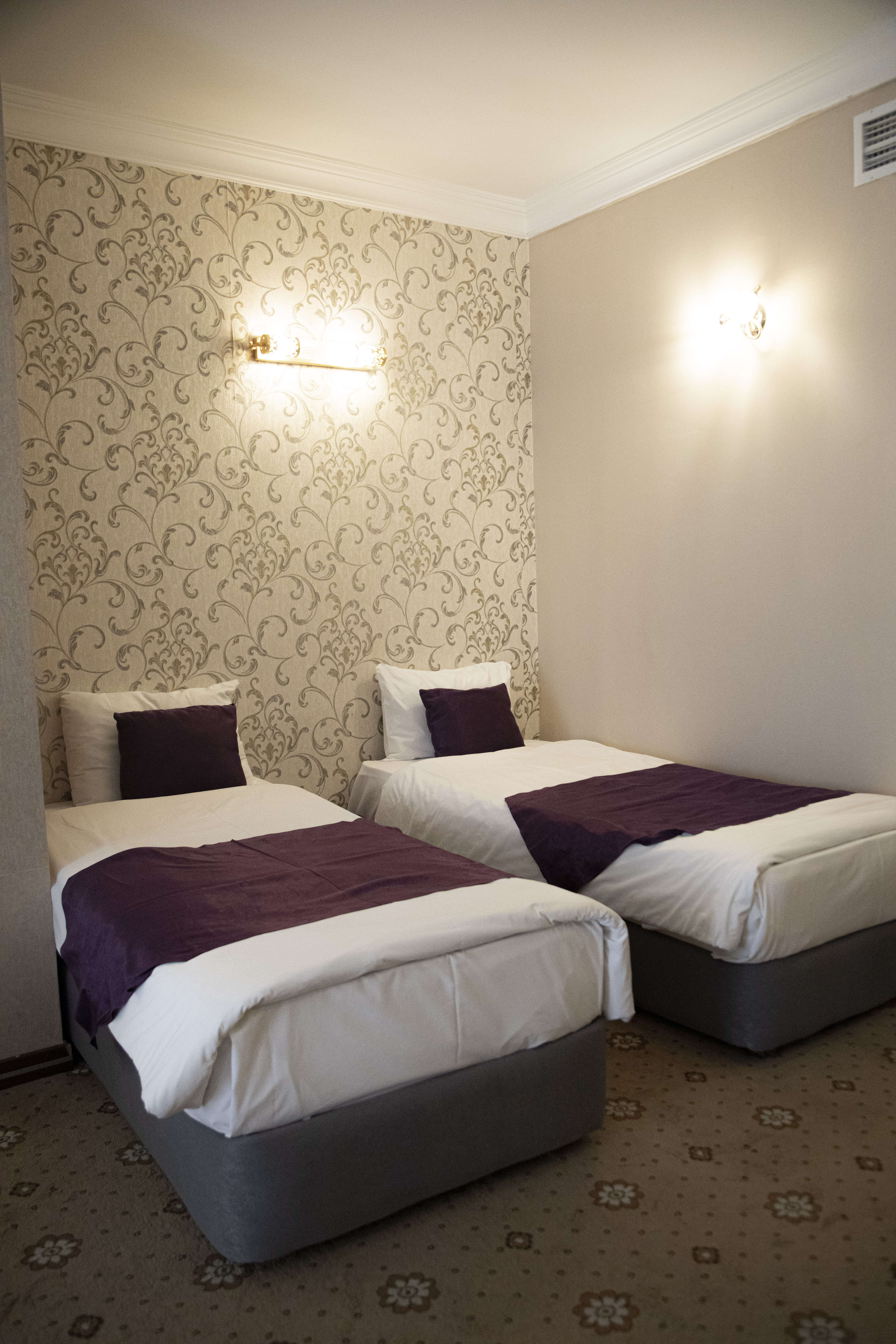 Quadruple Four Bedrooms One Bathroom