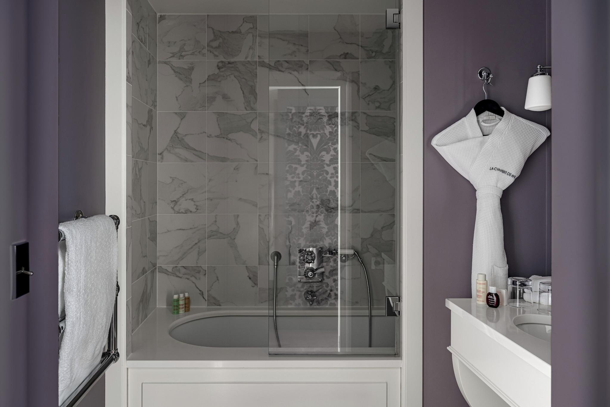 Junior Suite Queen Size Bed