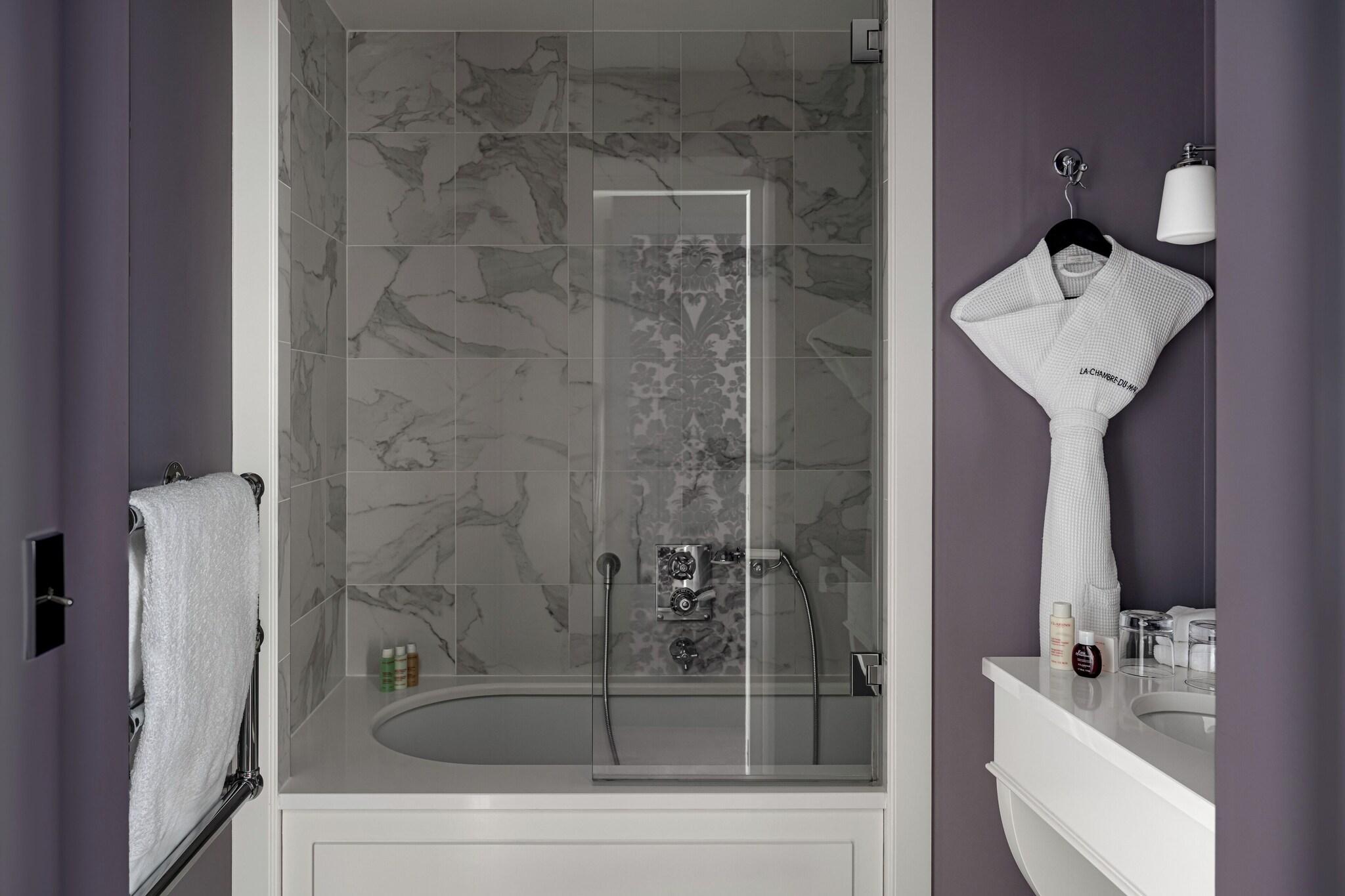 Junior Suite Queen Size Bed