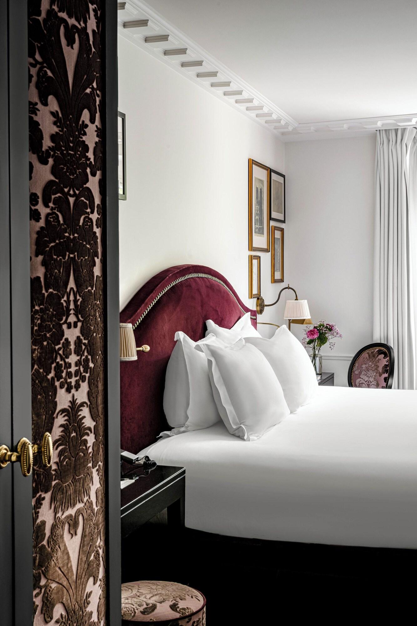 Junior Suite Queen Size Bed