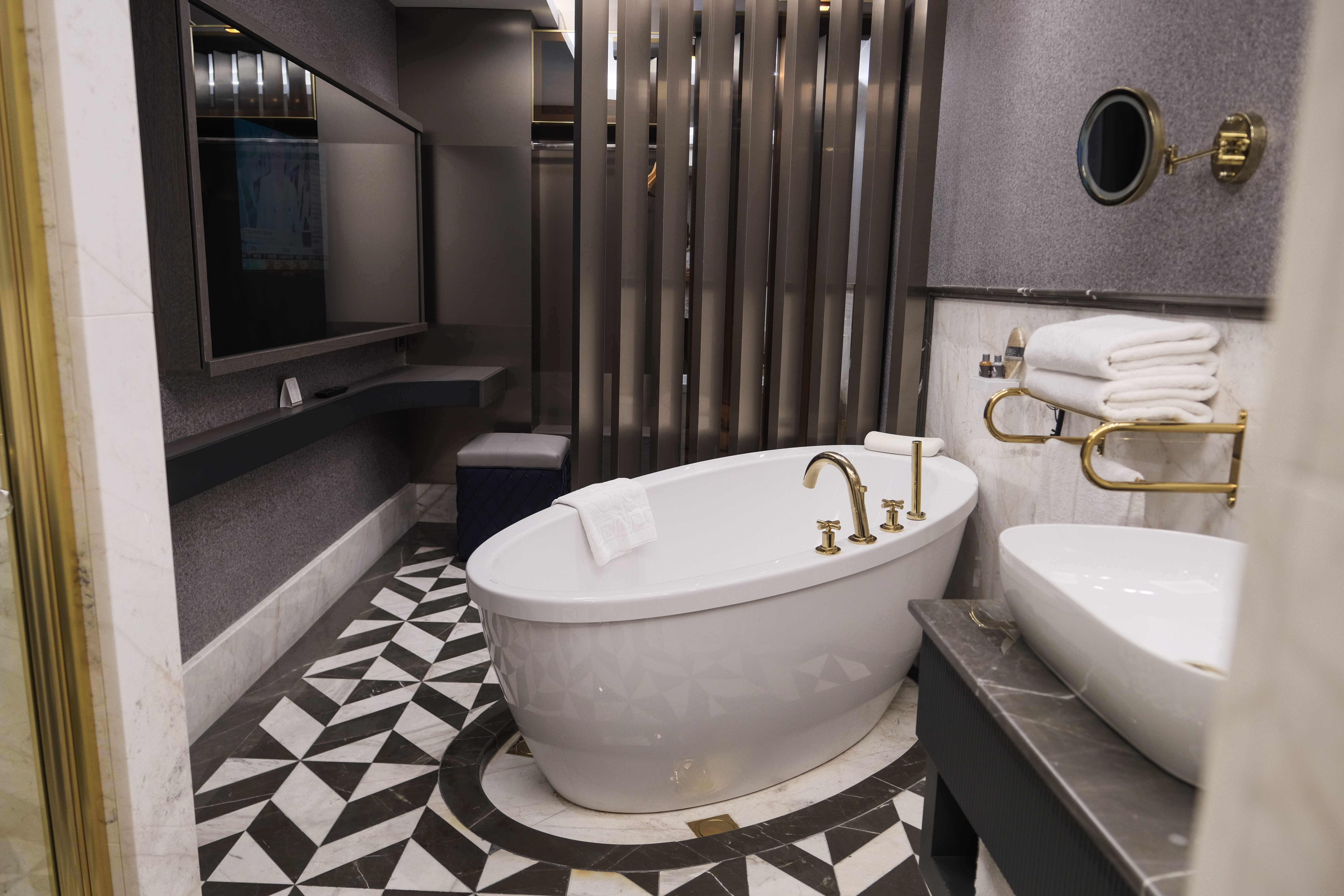 Suite Queen Size Bed