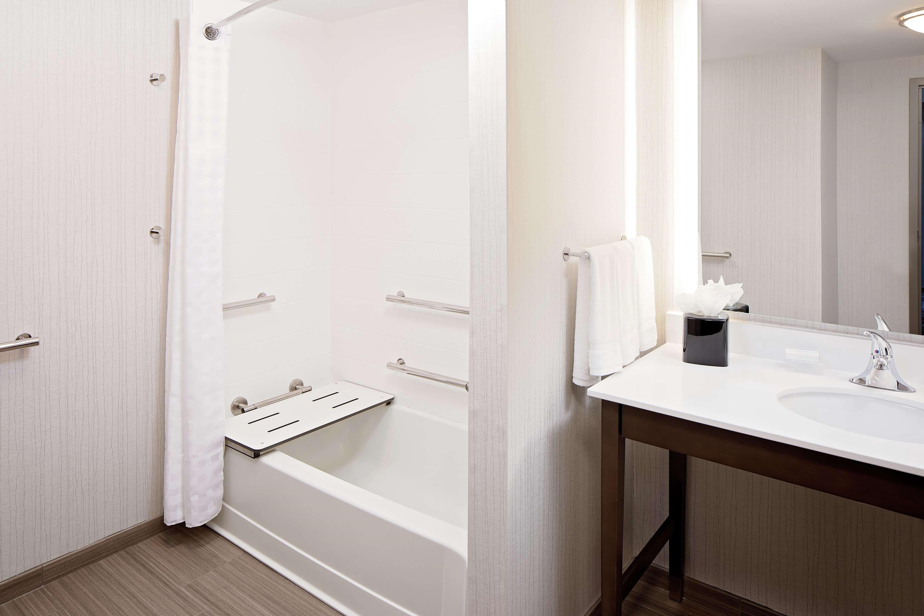 Suite Accessible King Size Bed