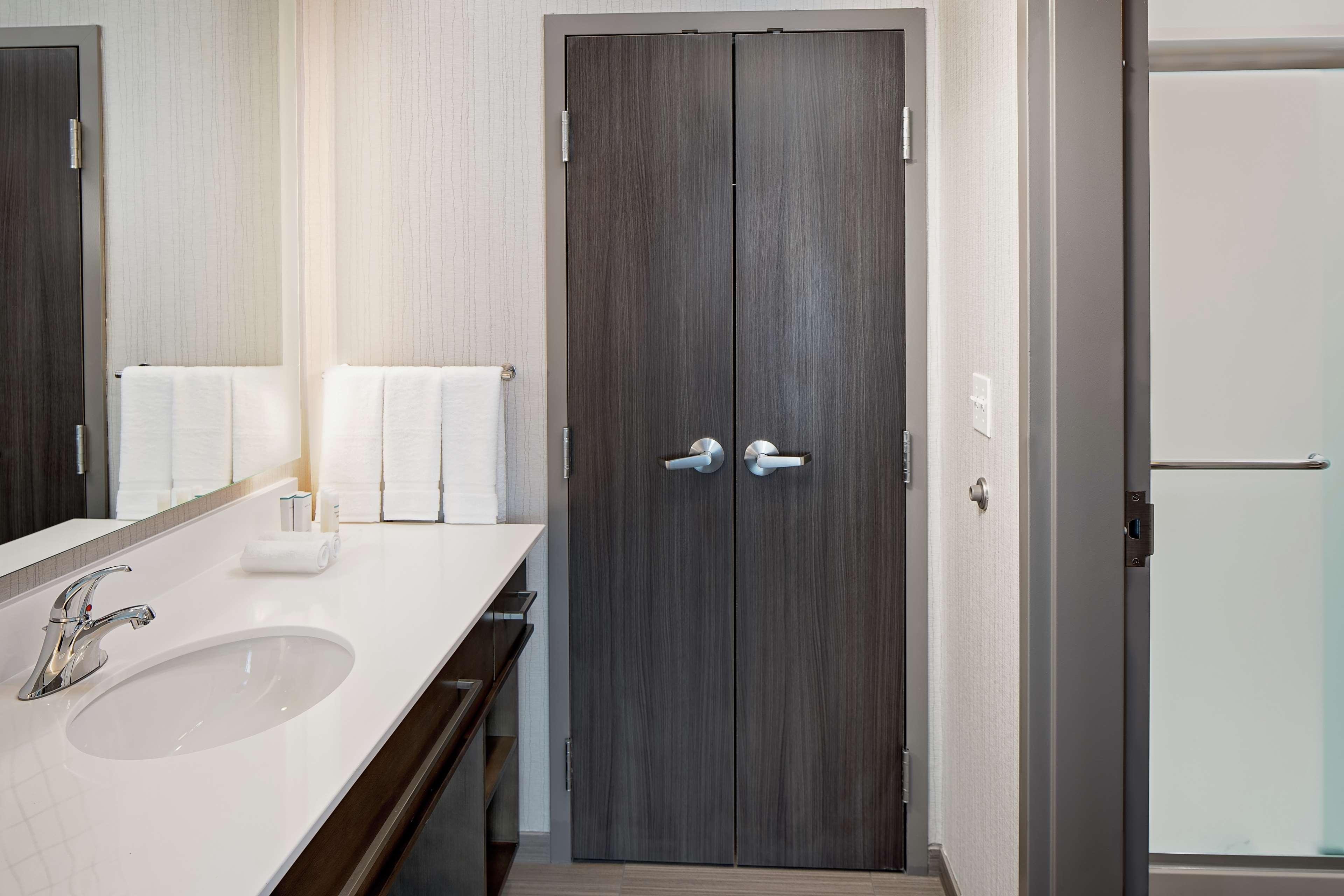 Suite Accessible King Size Bed