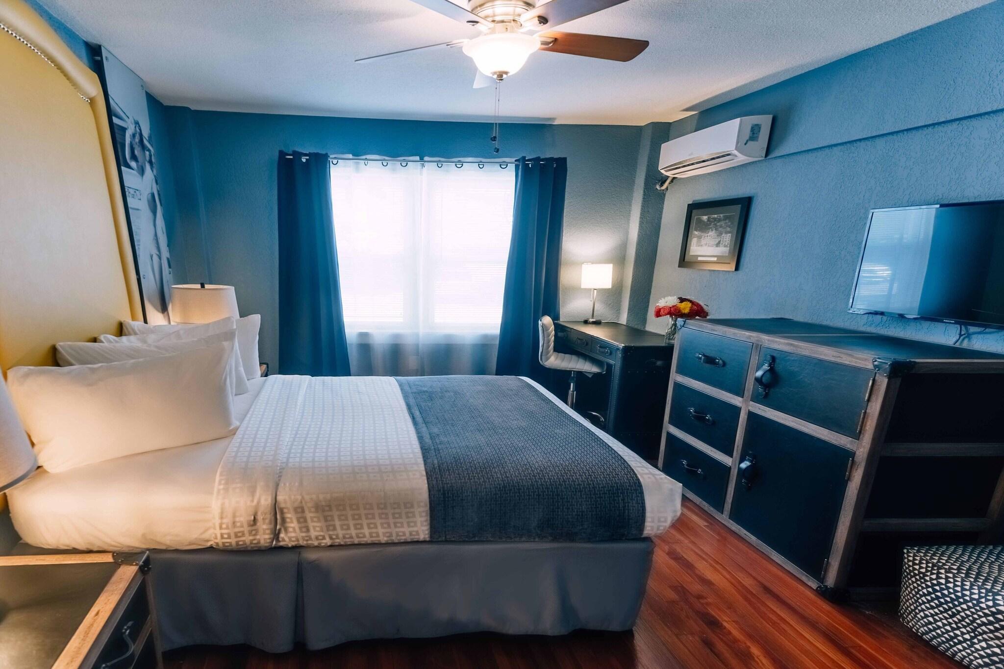 Double Pool View King Bed