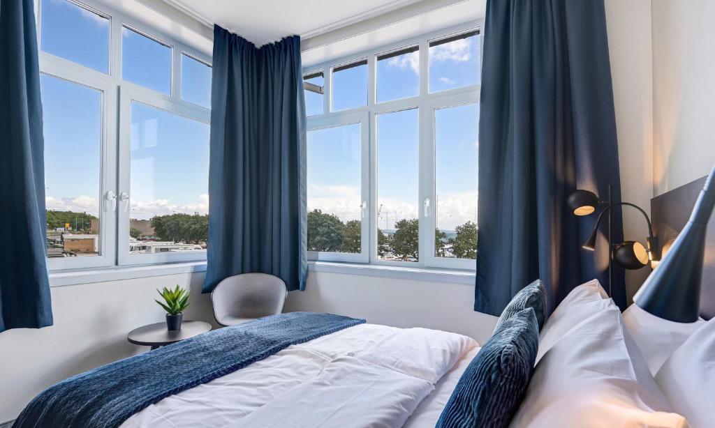 Double Queen Size Bed