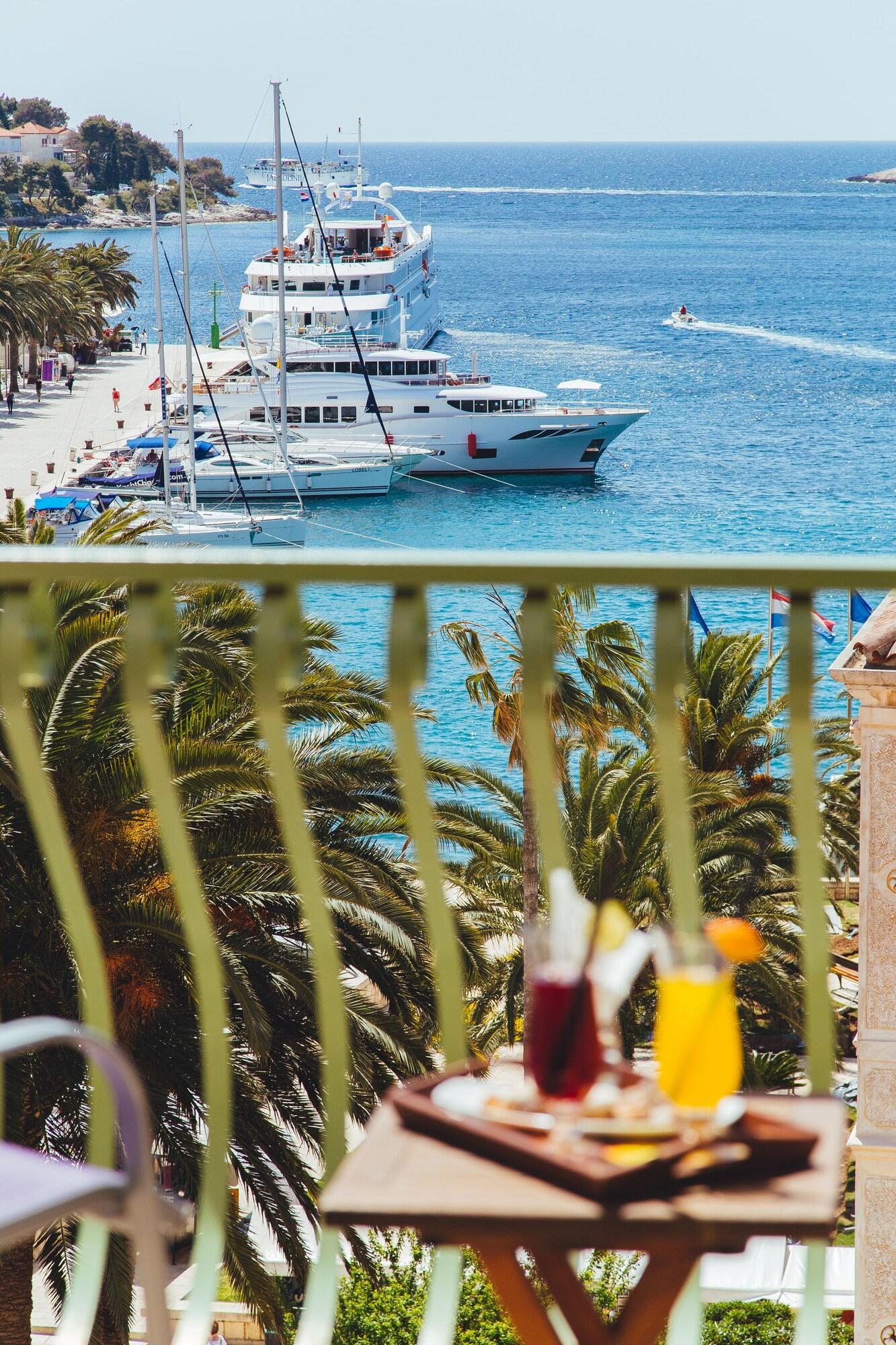 Suite Deluxe Sea View with Balcony