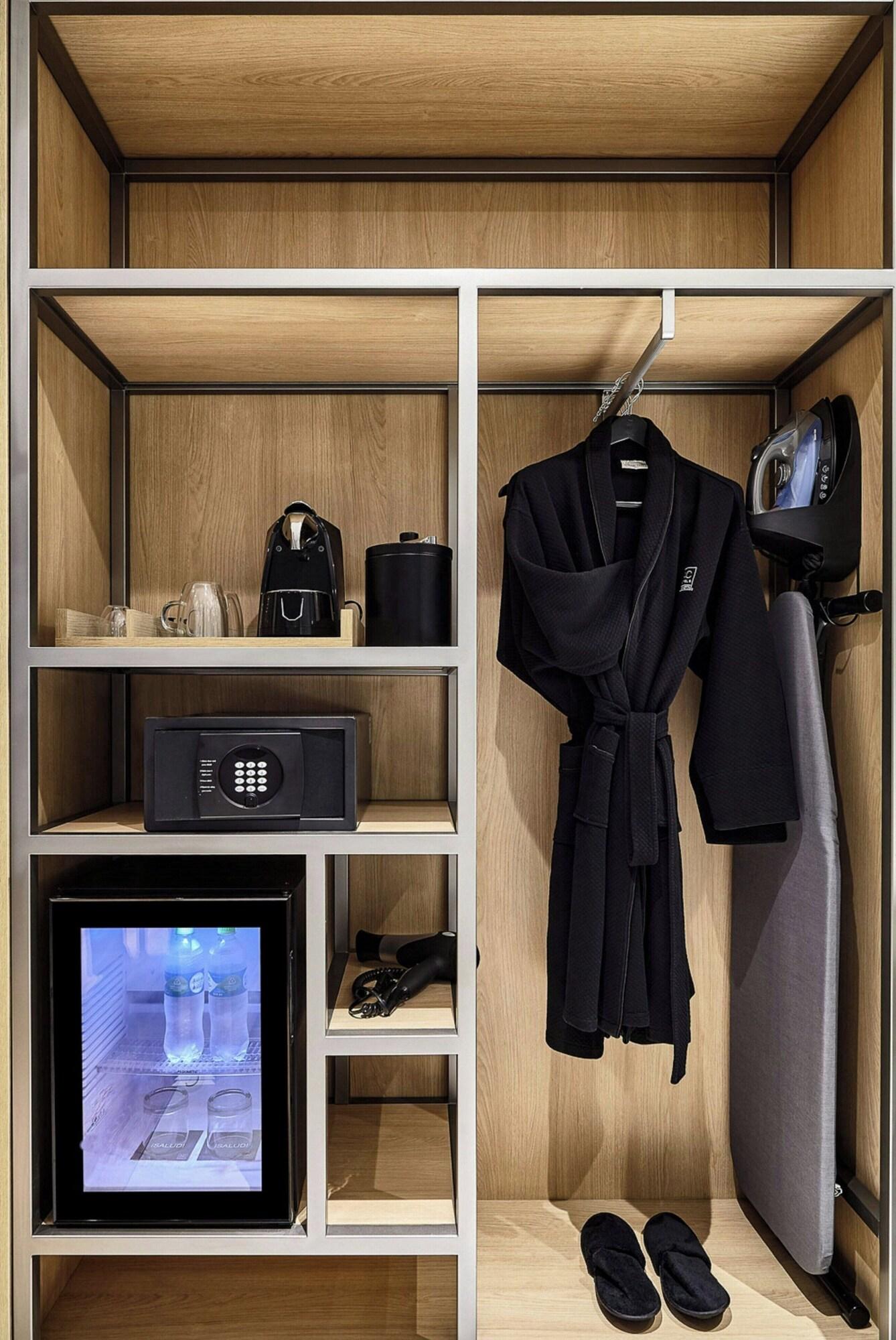 Junior Suite Ocean Front King Bed