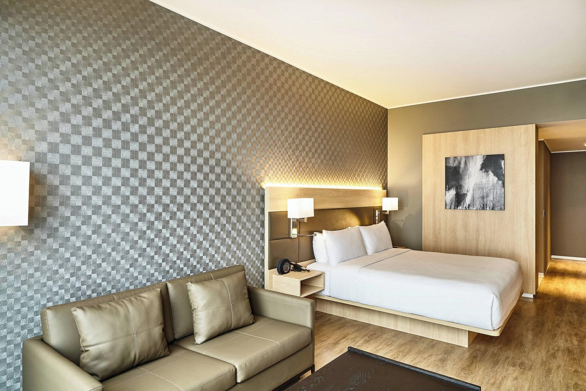 Junior Suite Ocean Front King Bed