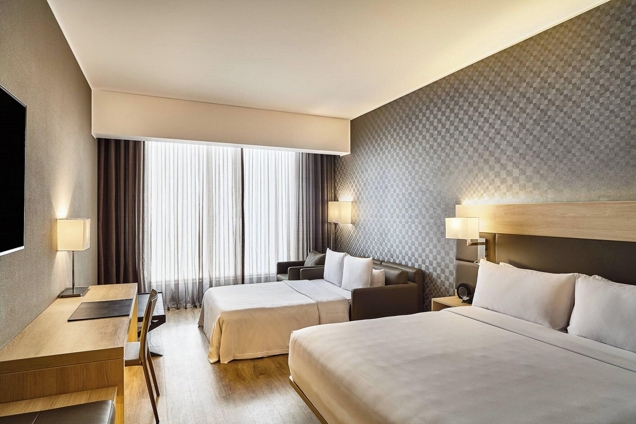 Junior Suite Ocean Front King Bed