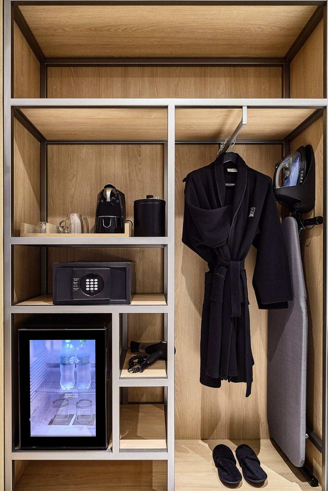 Junior Suite Ocean Front King Bed