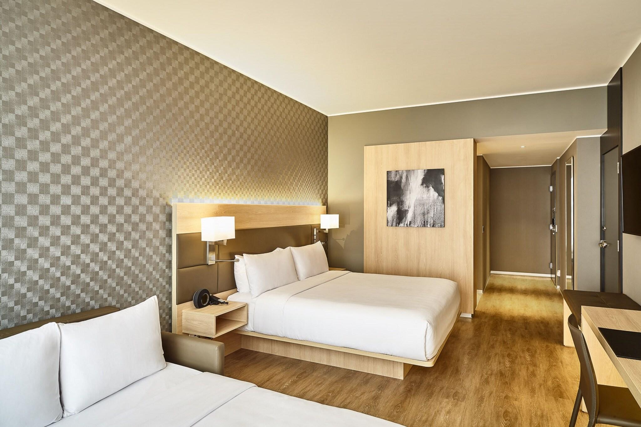 Junior Suite Ocean Front King Bed