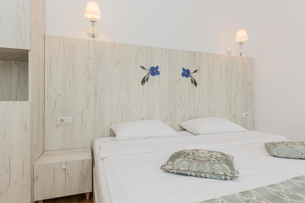 Double or Twin Standard