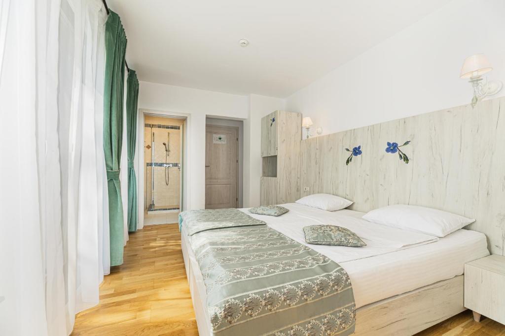 Double or Twin Standard