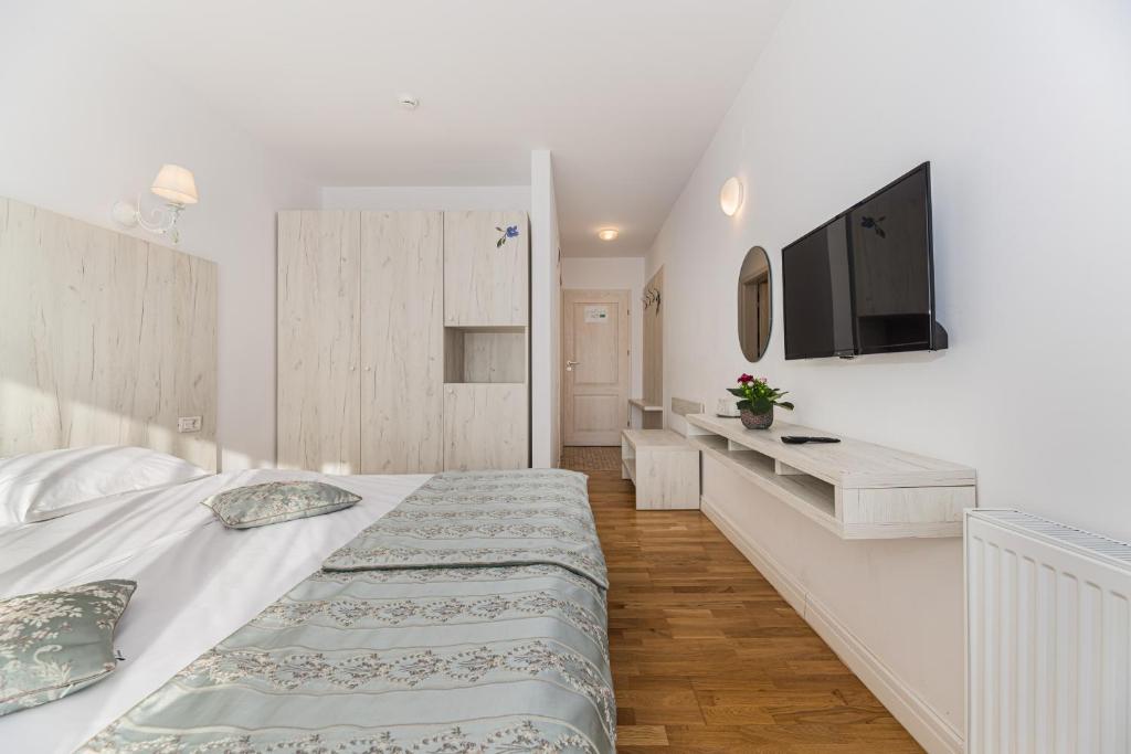 Double or Twin Standard