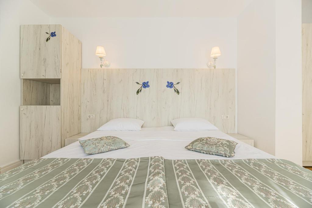 Double or Twin Standard