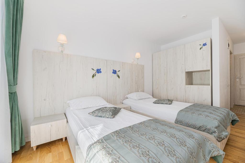 Double or Twin Standard