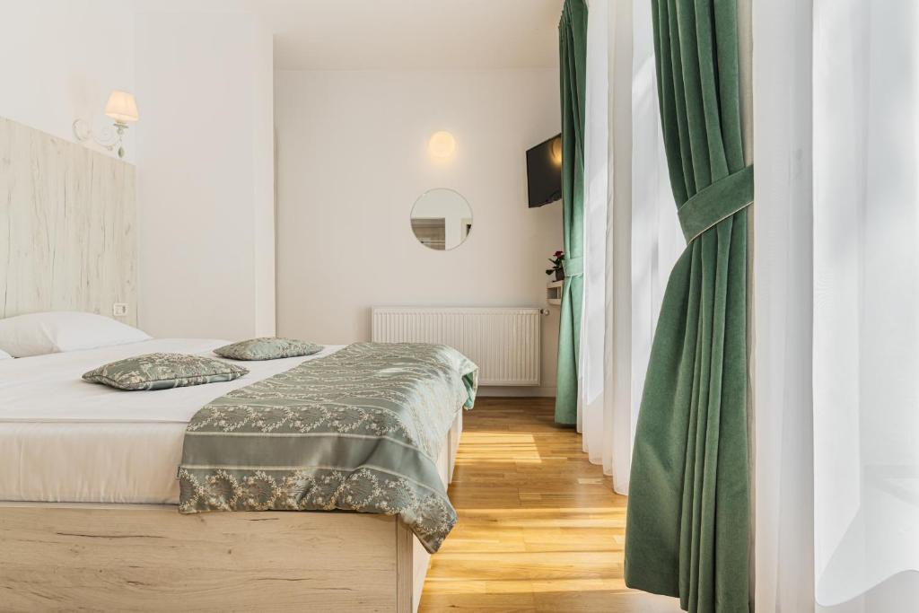 Double or Twin Standard